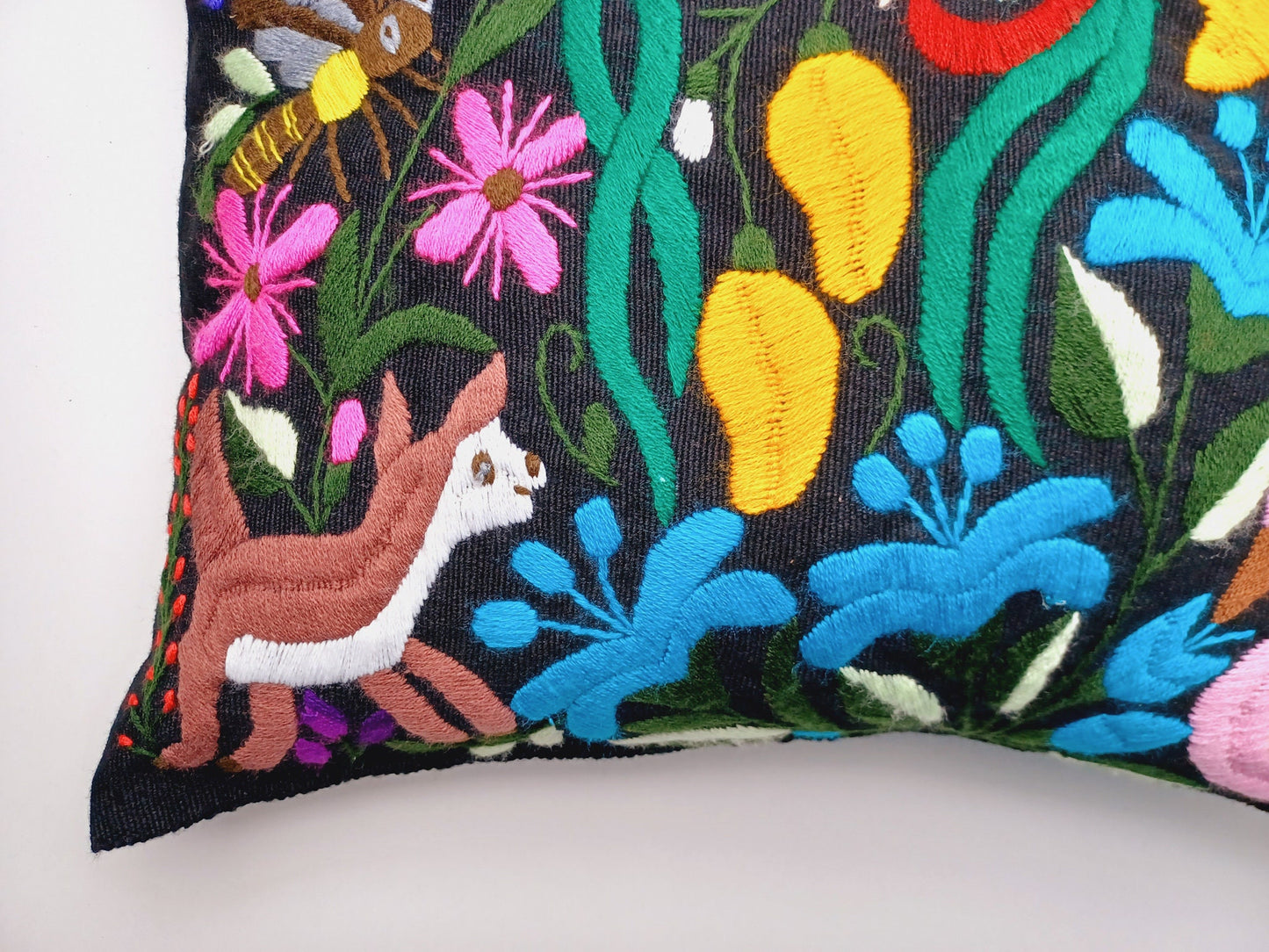 Housse de coussin motif animalier mexicain brodé à la main