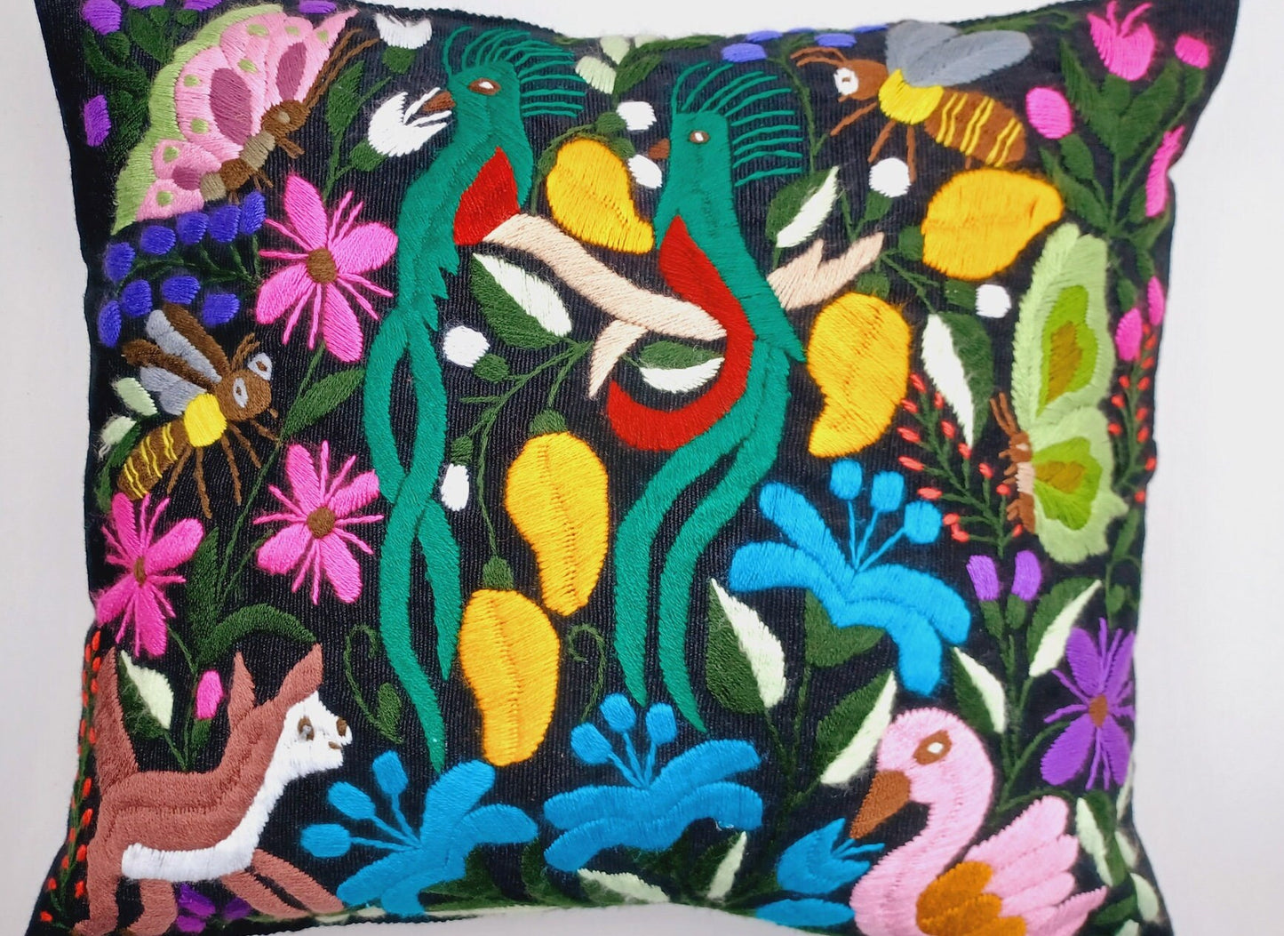 Housse de coussin motif animalier mexicain brodé à la main