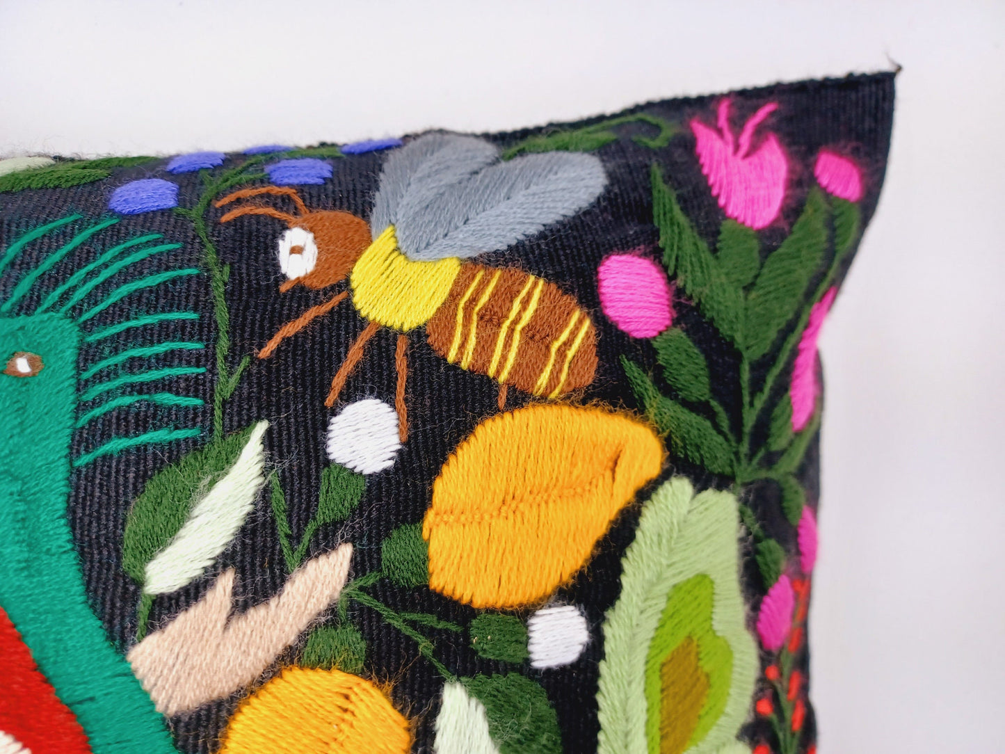 Housse de coussin motif animalier mexicain brodé à la main