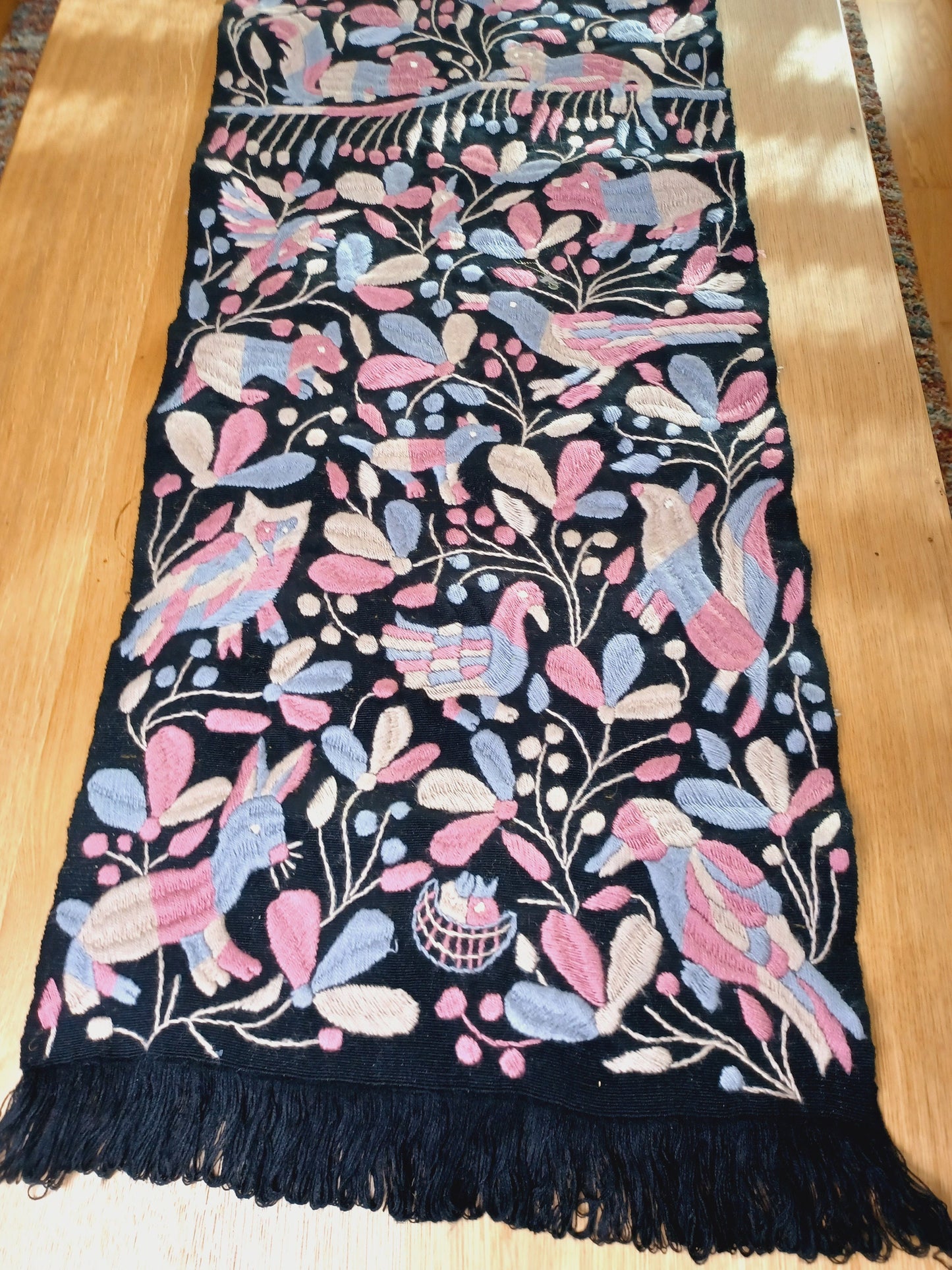 Chemin de table, tissé et brodé à la main au Mexique, style Chiapas