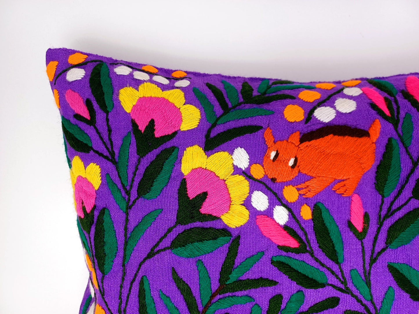 Housse de coussin motif animalier brodée à la main mexicaine, coussin motif oiseau, tropical