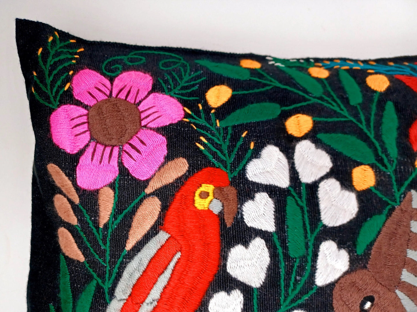 Housse de coussin motif animalier mexicain brodé à la main