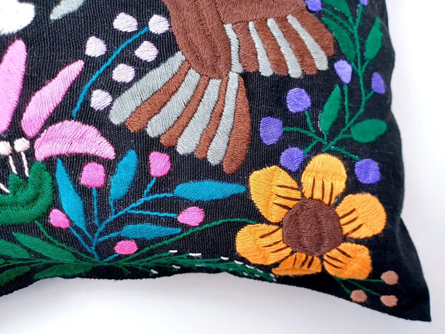 Housse de coussin motif animalier mexicain brodé à la main