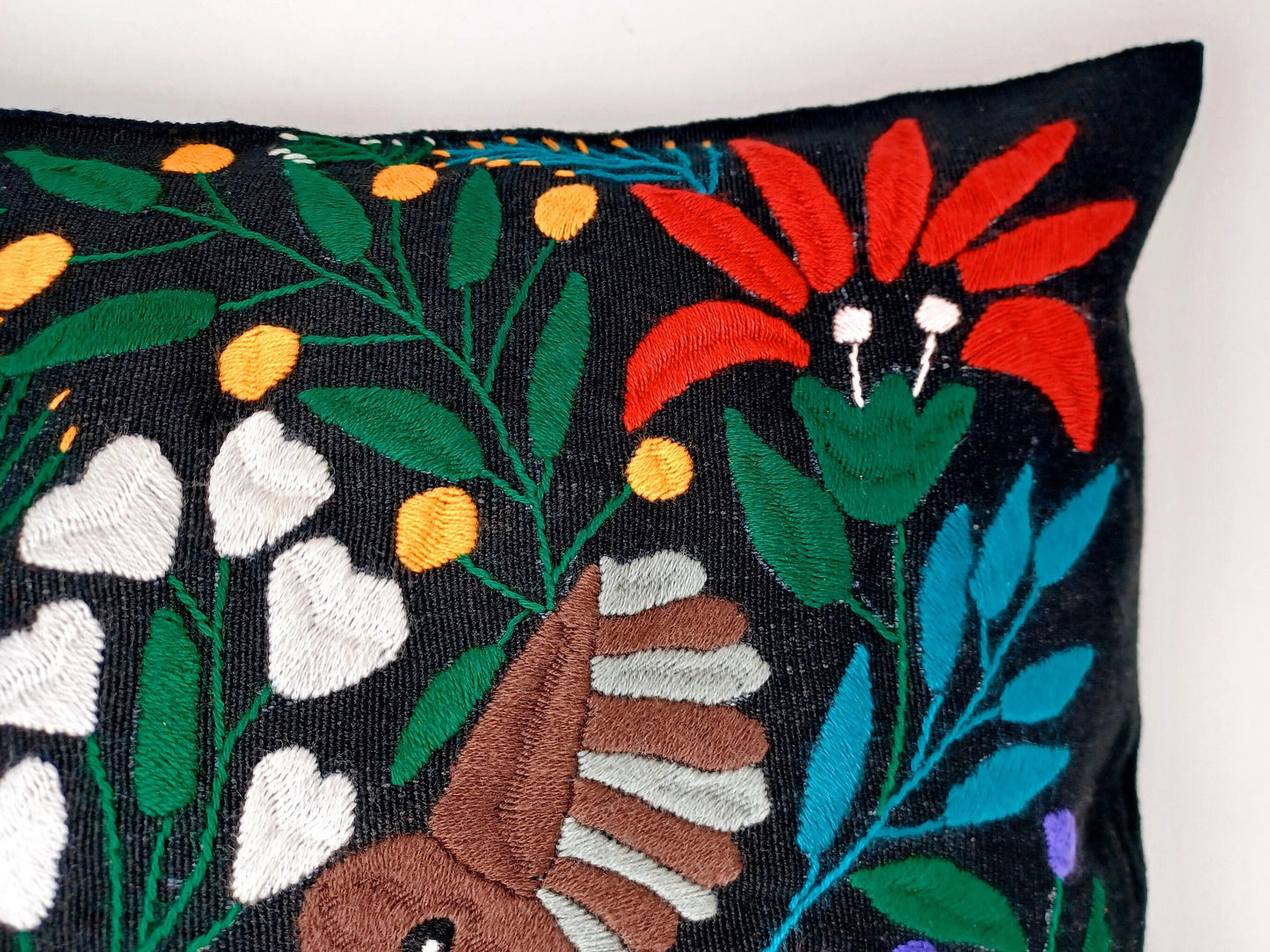 Housse de coussin motif animalier mexicain brodé à la main