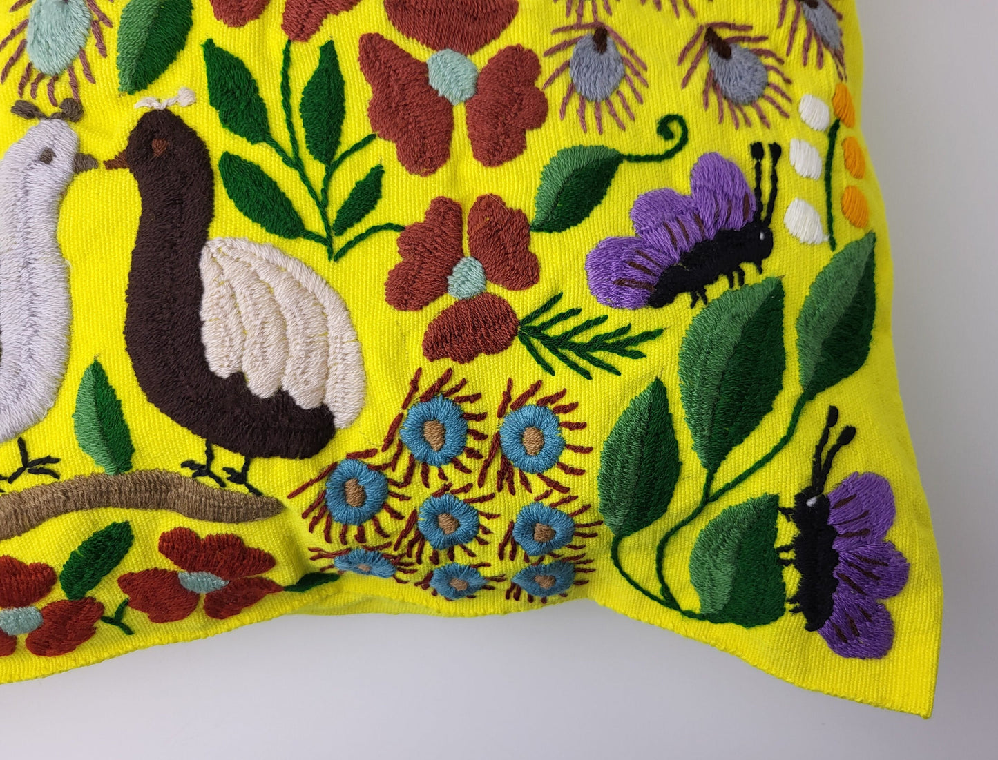 housse de coussin tissée et brodée, housse de coussin motif animalier