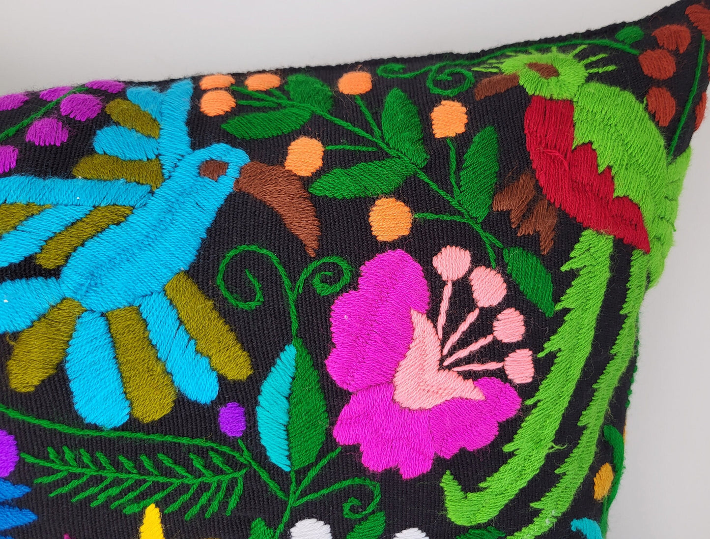 housse de coussin tissée et brodée, housse de coussin motif animalier