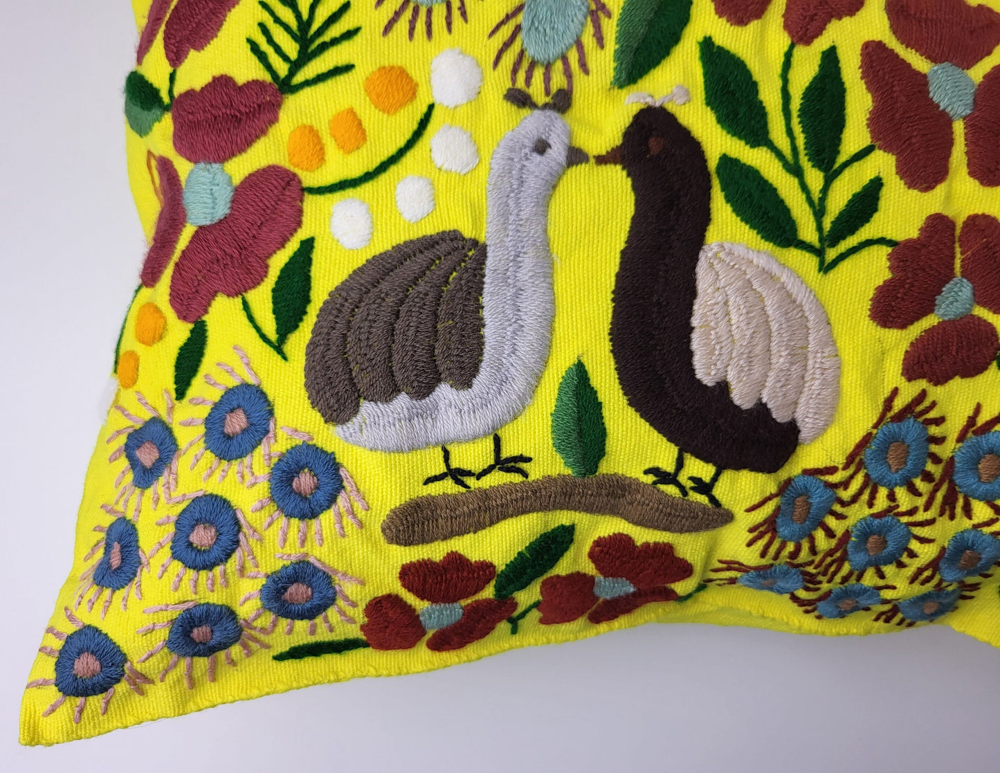 housse de coussin tissée et brodée, housse de coussin motif animalier