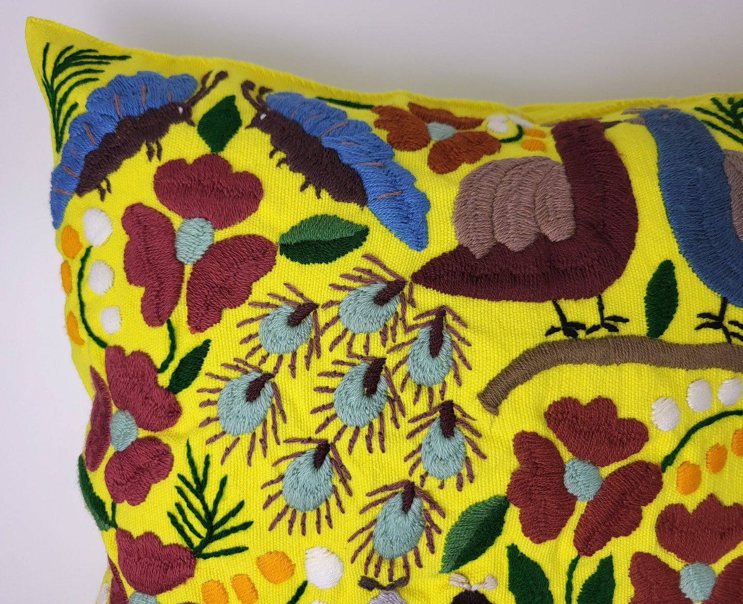 housse de coussin tissée et brodée, housse de coussin motif animalier