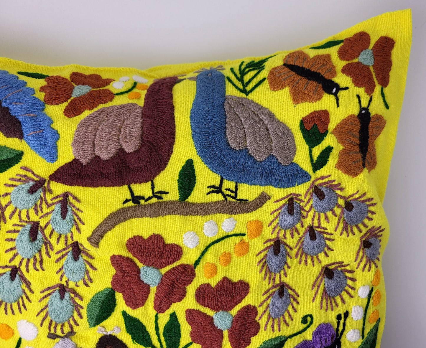 housse de coussin tissée et brodée, housse de coussin motif animalier