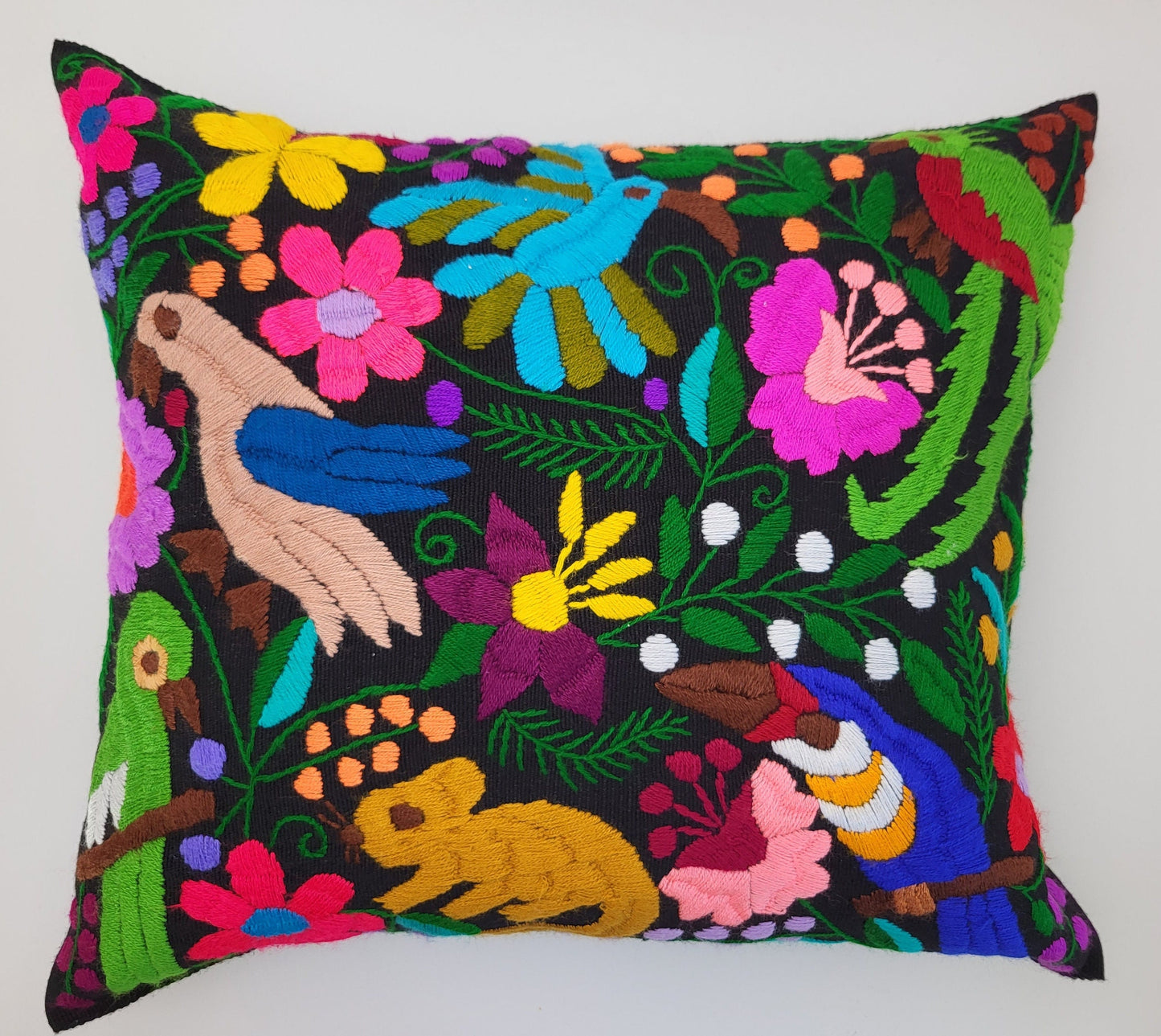 housse de coussin tissée et brodée, housse de coussin motif animalier