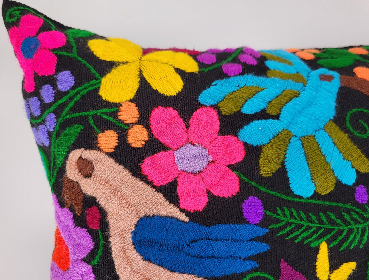housse de coussin tissée et brodée, housse de coussin motif animalier
