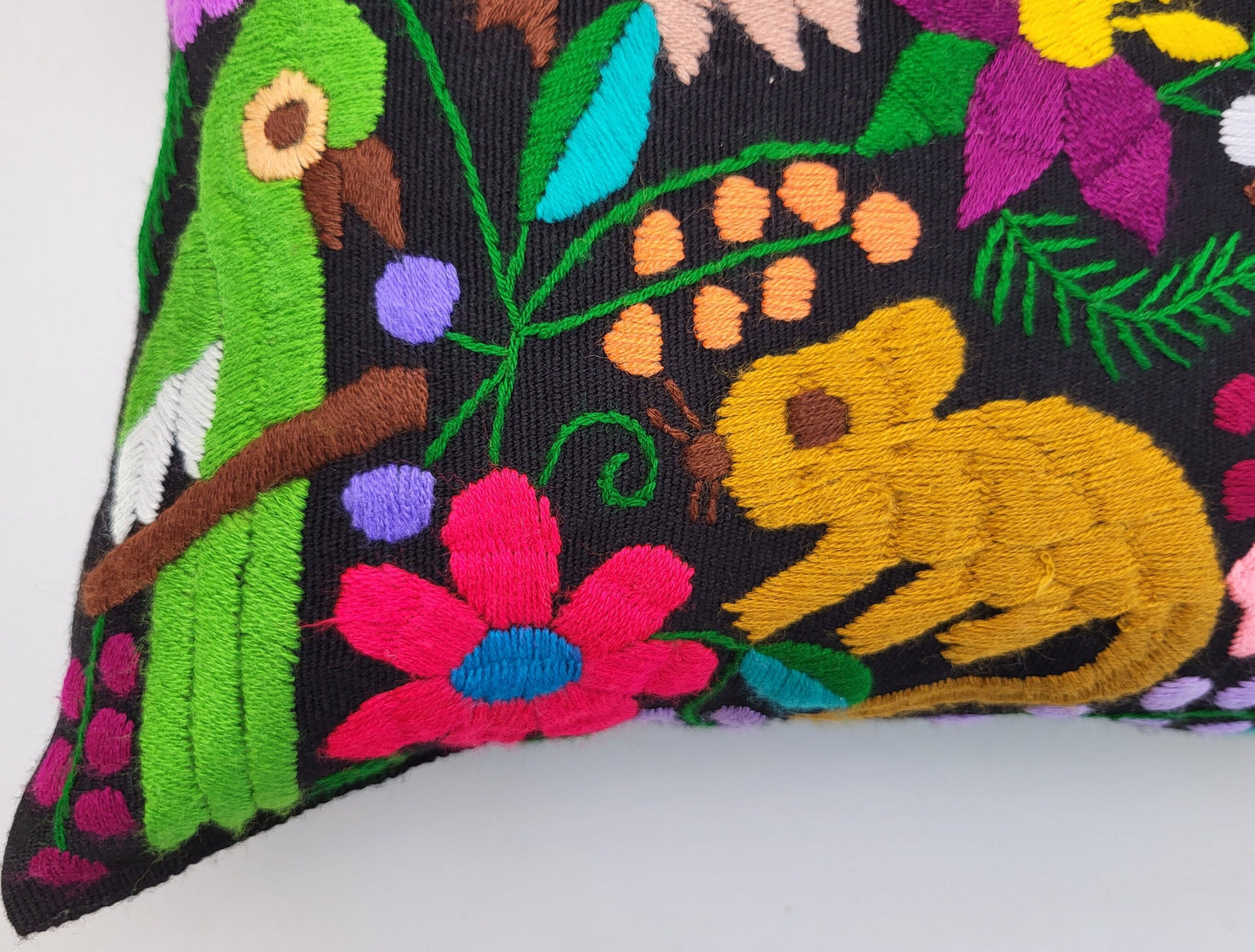 housse de coussin tissée et brodée, housse de coussin motif animalier