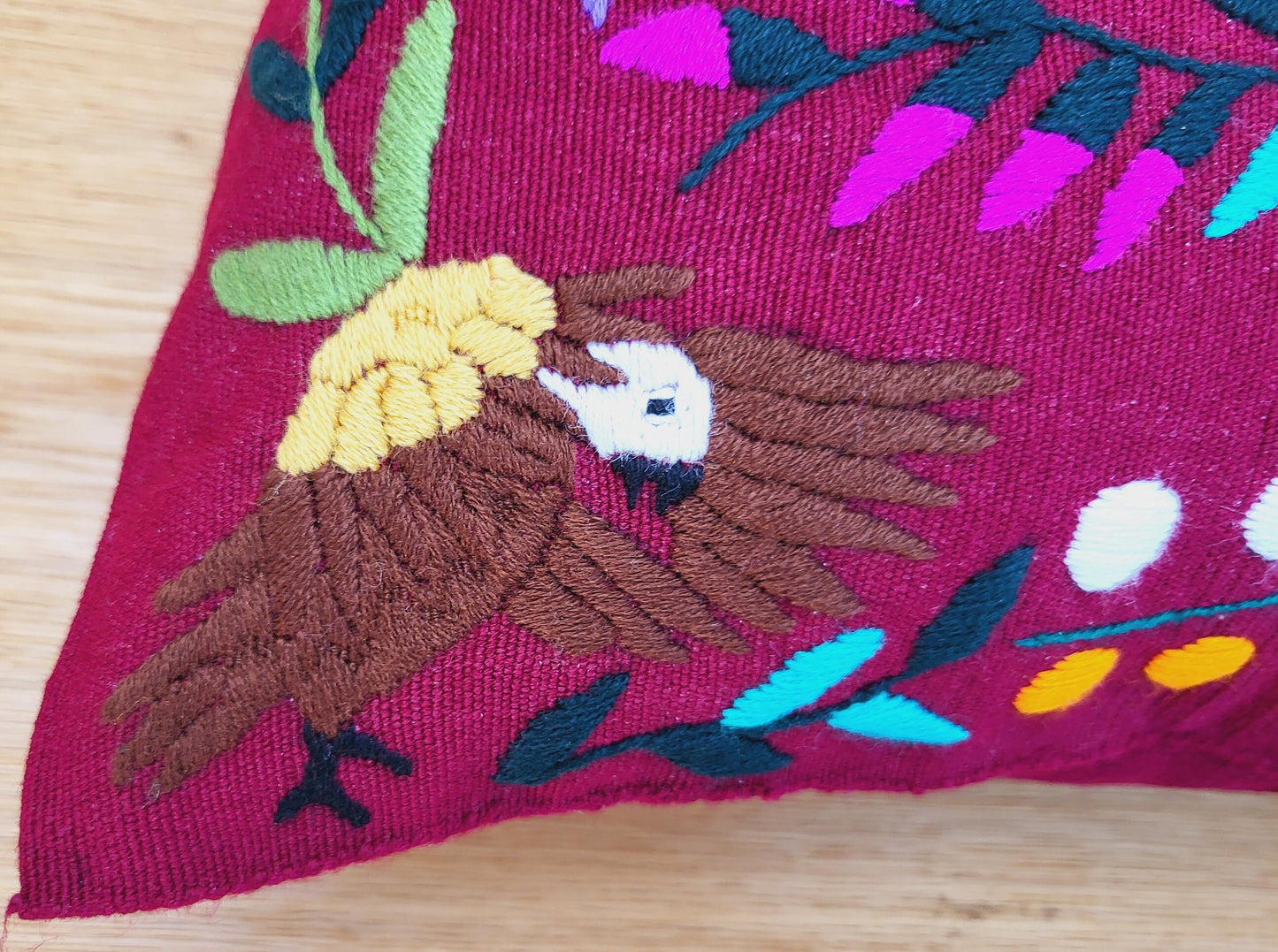 Kissen mit Tiermuster, handbestickt und gewebt in Mexiko von Indigenen Frauen