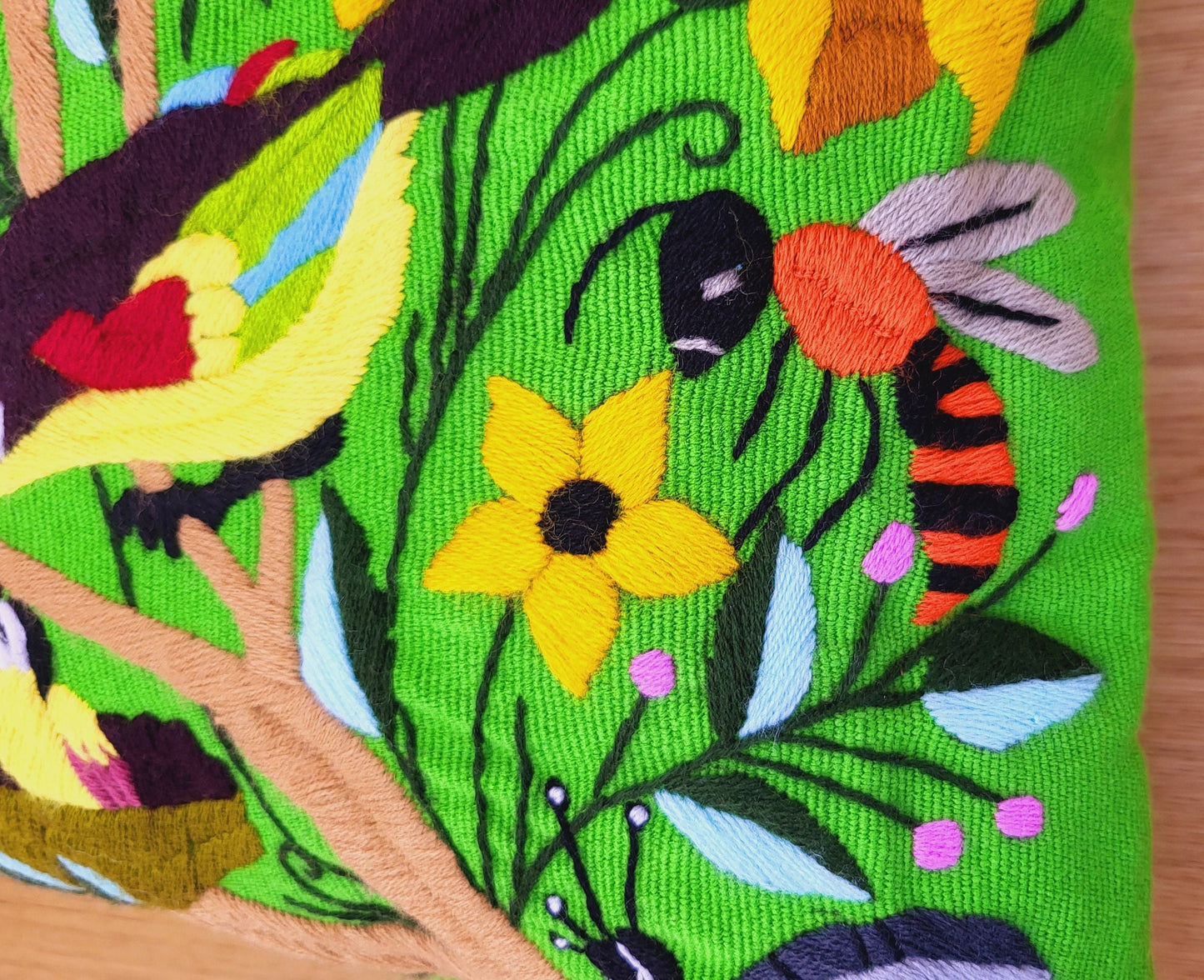 Coussin à imprimé animalier brodé et tissé à la main au Mexique par des femmes autochtones