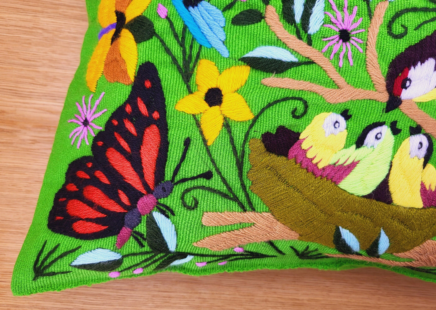 Coussin à imprimé animalier brodé et tissé à la main au Mexique par des femmes autochtones
