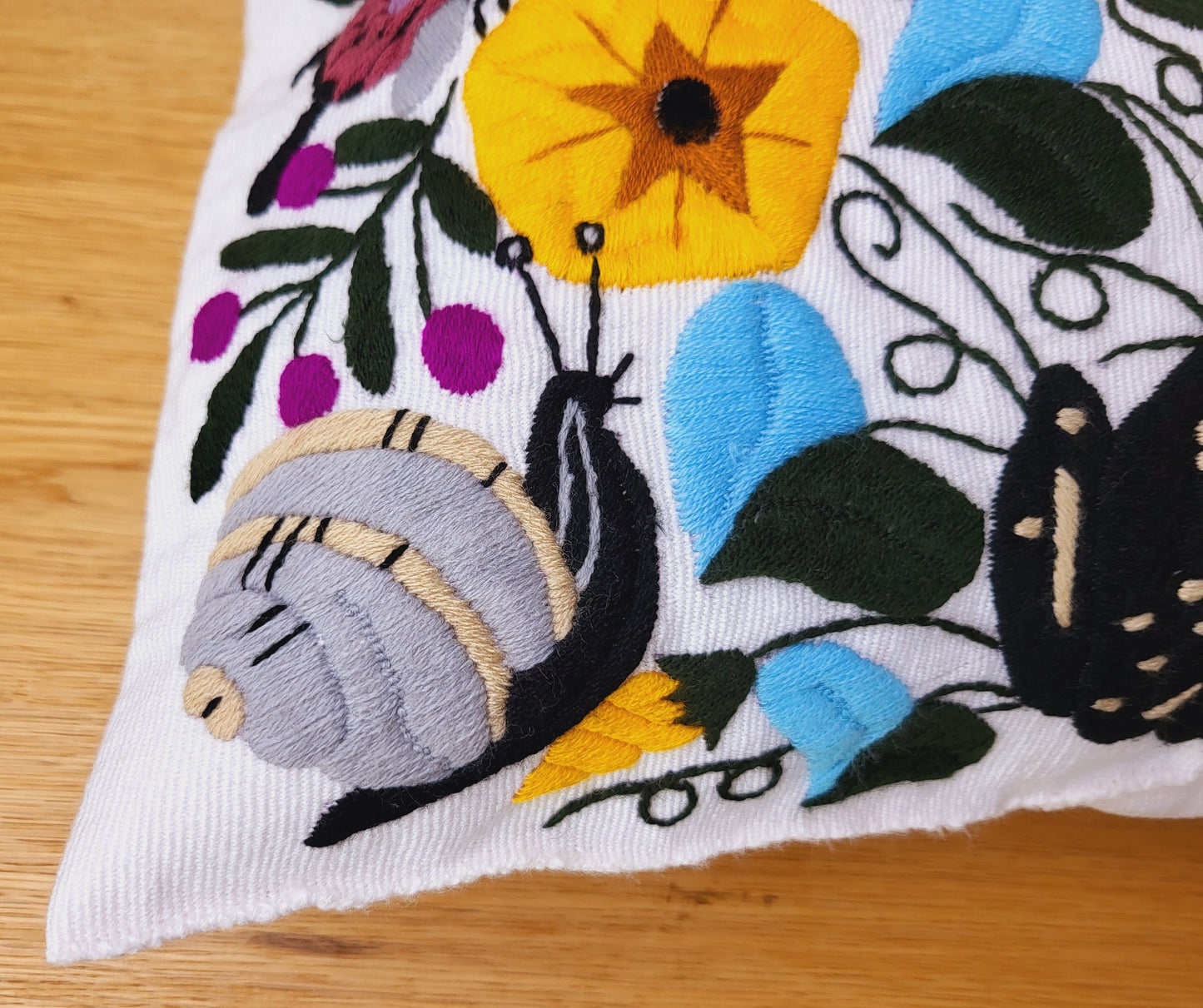 Kissen mit Tiermuster, handbestickt und gewebt in Mexiko von Indigenen Frauen