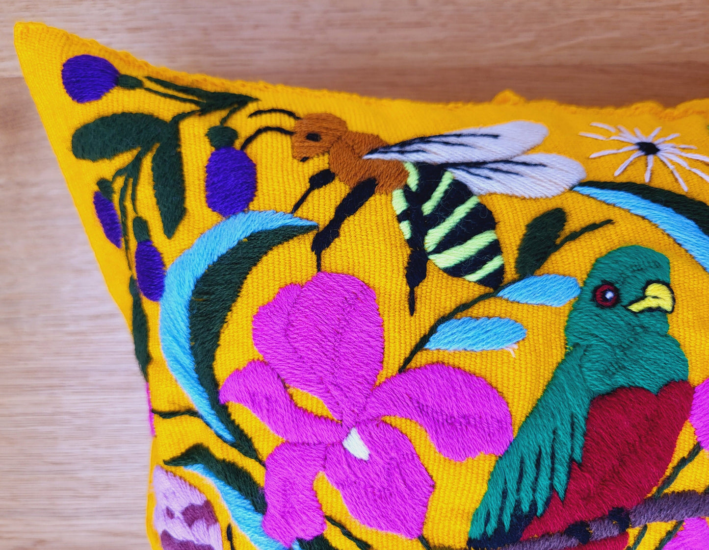 Kissen mit Tiermuster, handbestickt und gewebt in Mexiko von Indigenen Frauen
