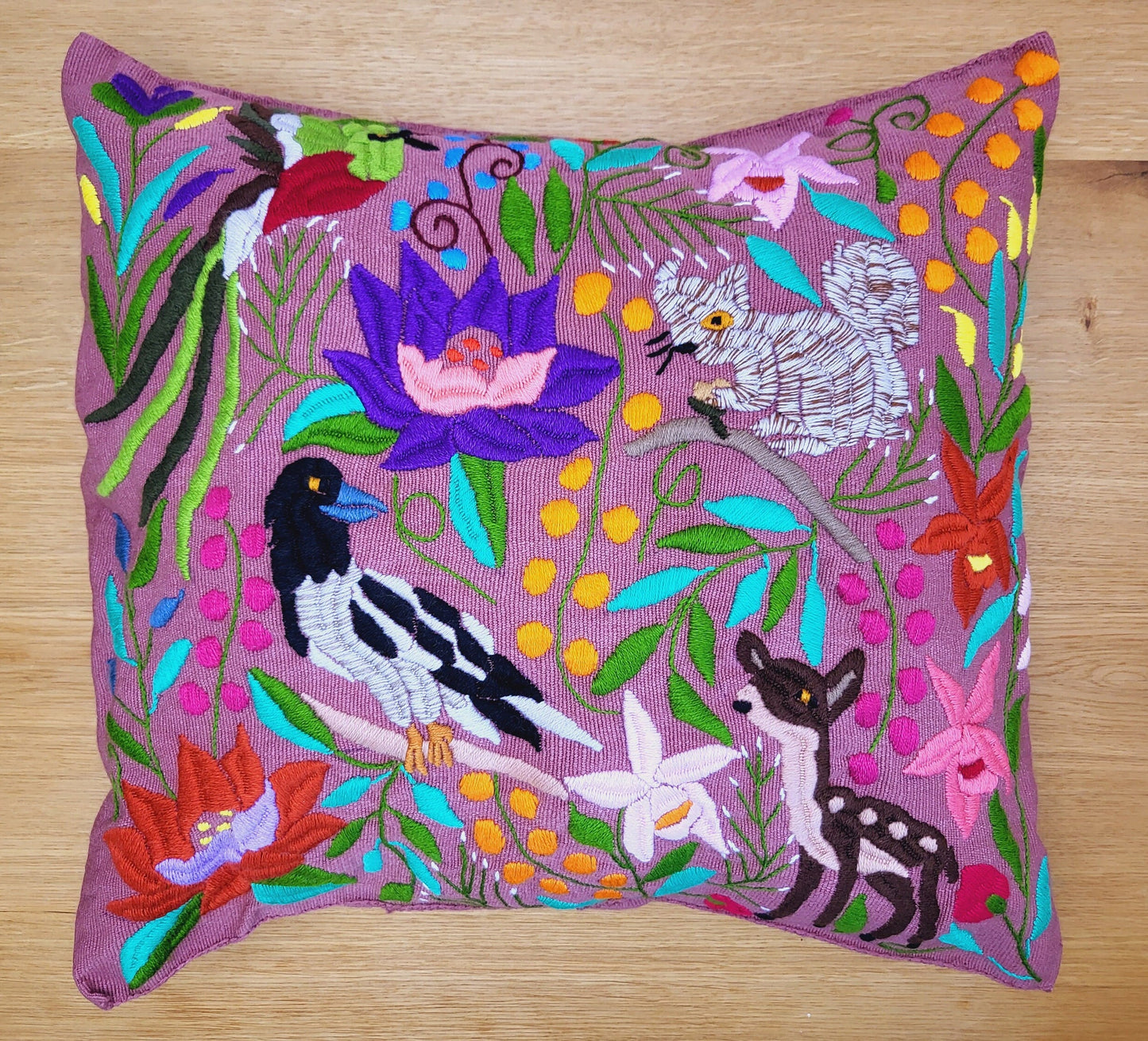 Housse de coussin motif animalier mexicain brodé à la main