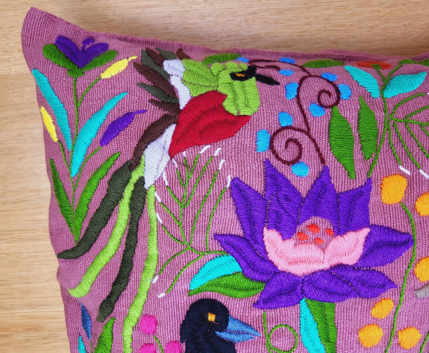 Housse de coussin motif animalier mexicain brodé à la main