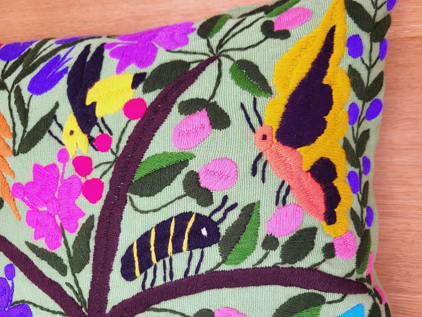 Housse de coussin motif animalier mexicain brodé à la main