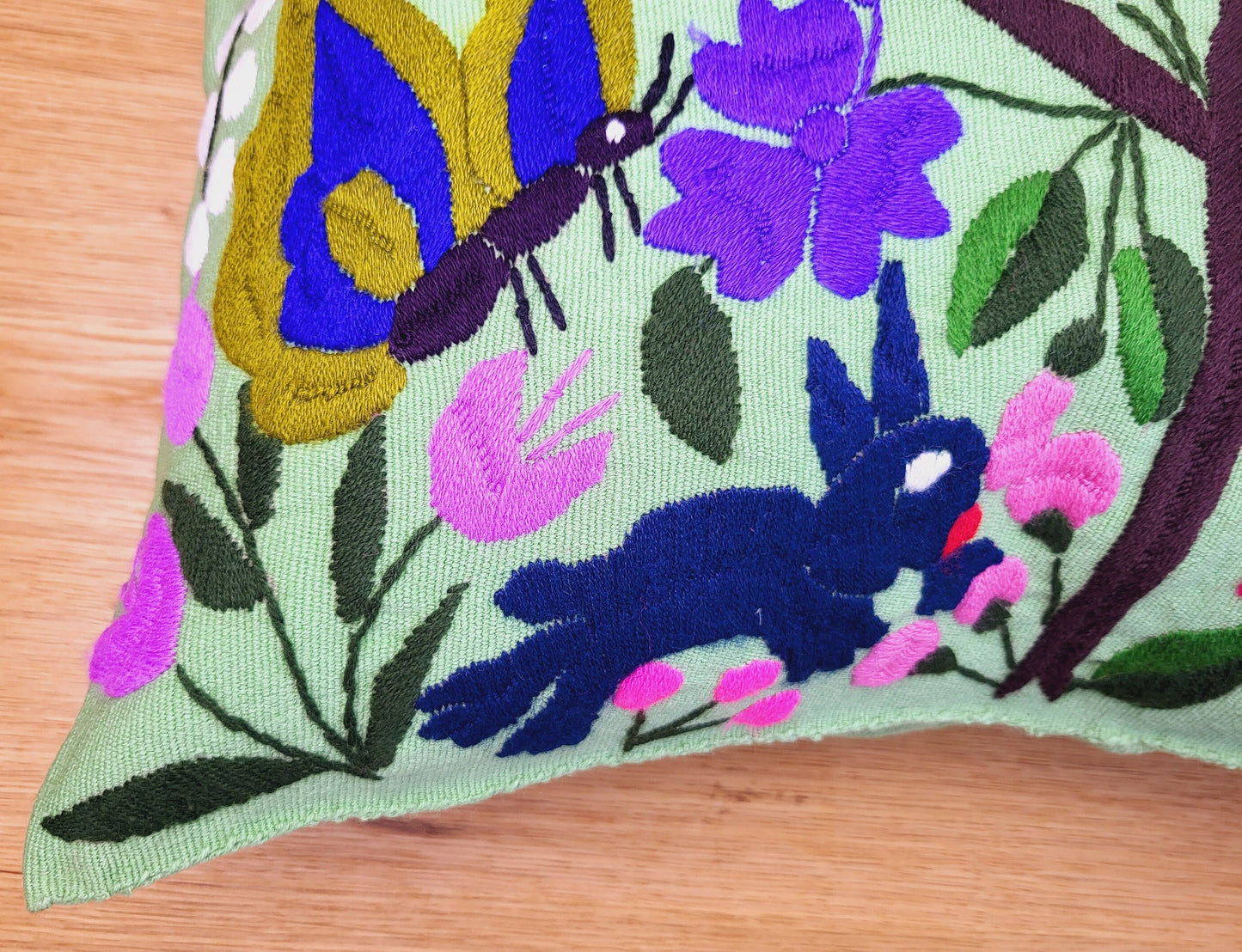 Housse de coussin motif animalier mexicain brodé à la main