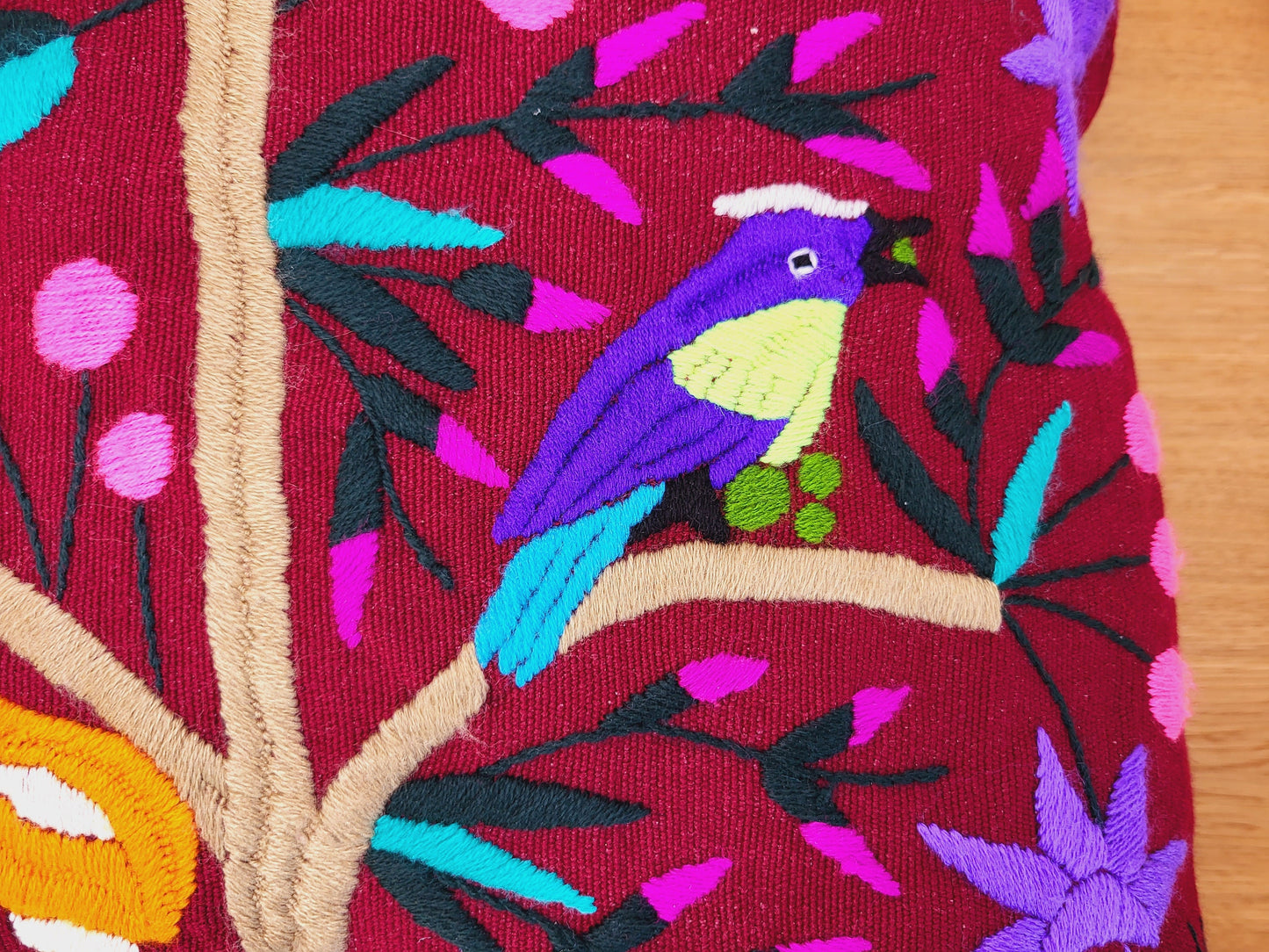 Kissen mit Tiermuster, handbestickt und gewebt in Mexiko von Indigenen Frauen