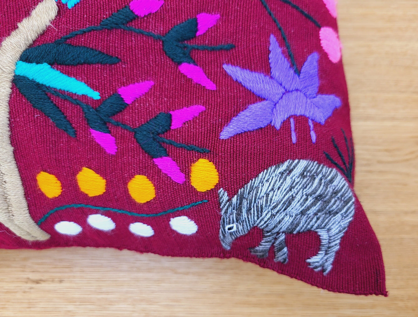 Kissen mit Tiermuster, handbestickt und gewebt in Mexiko von Indigenen Frauen