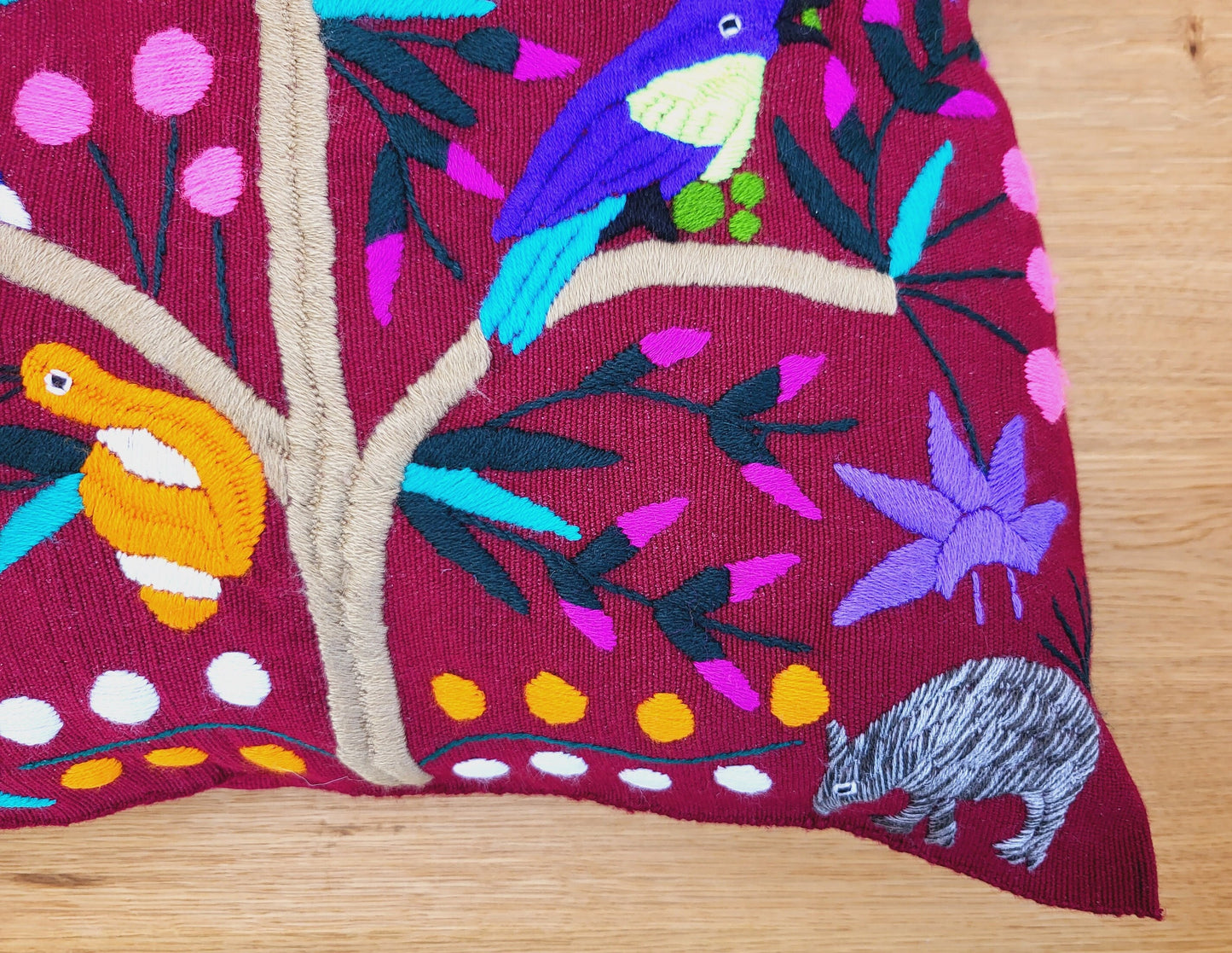 Kissen mit Tiermuster, handbestickt und gewebt in Mexiko von Indigenen Frauen