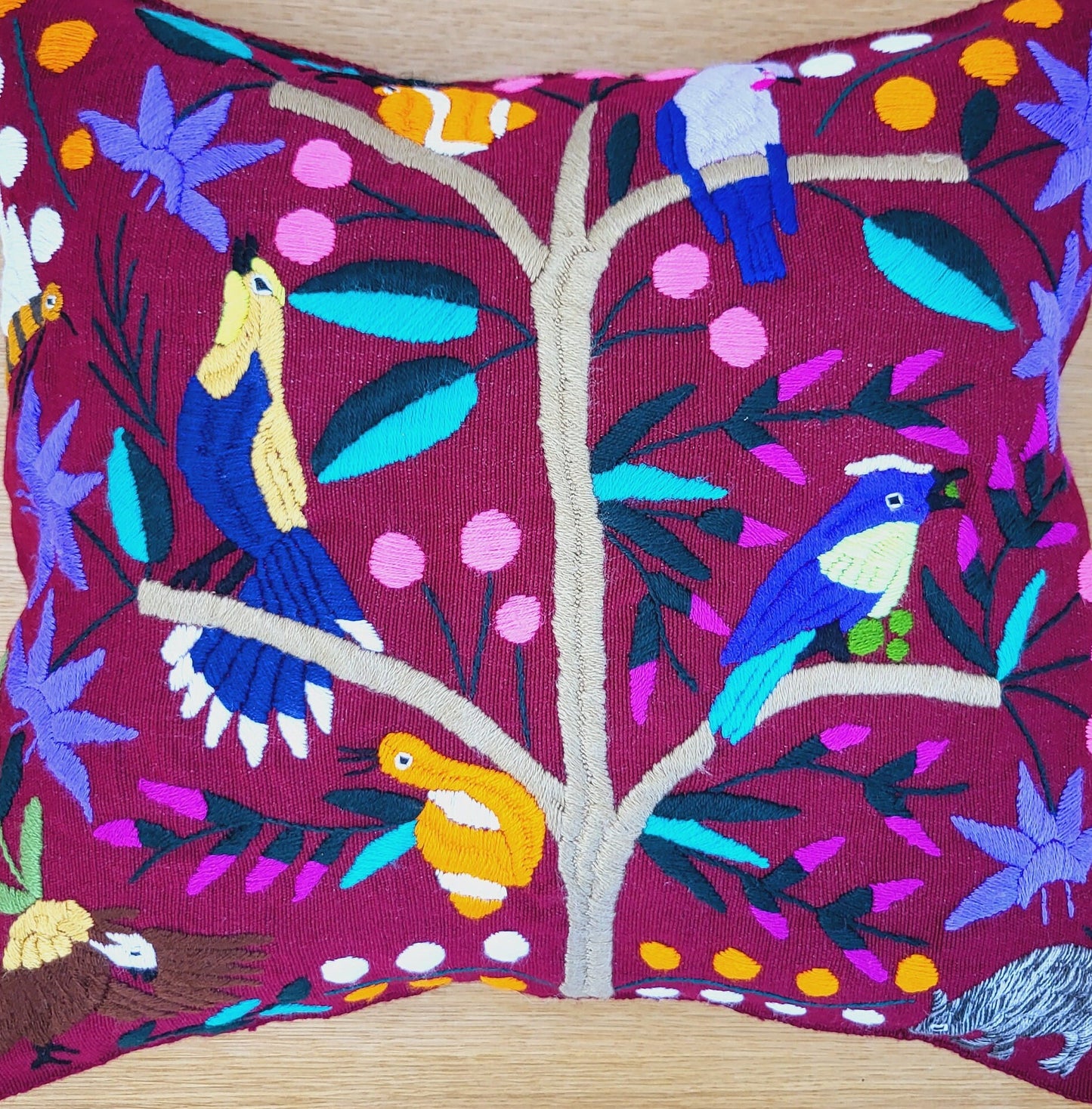Kissen mit Tiermuster, handbestickt und gewebt in Mexiko von Indigenen Frauen