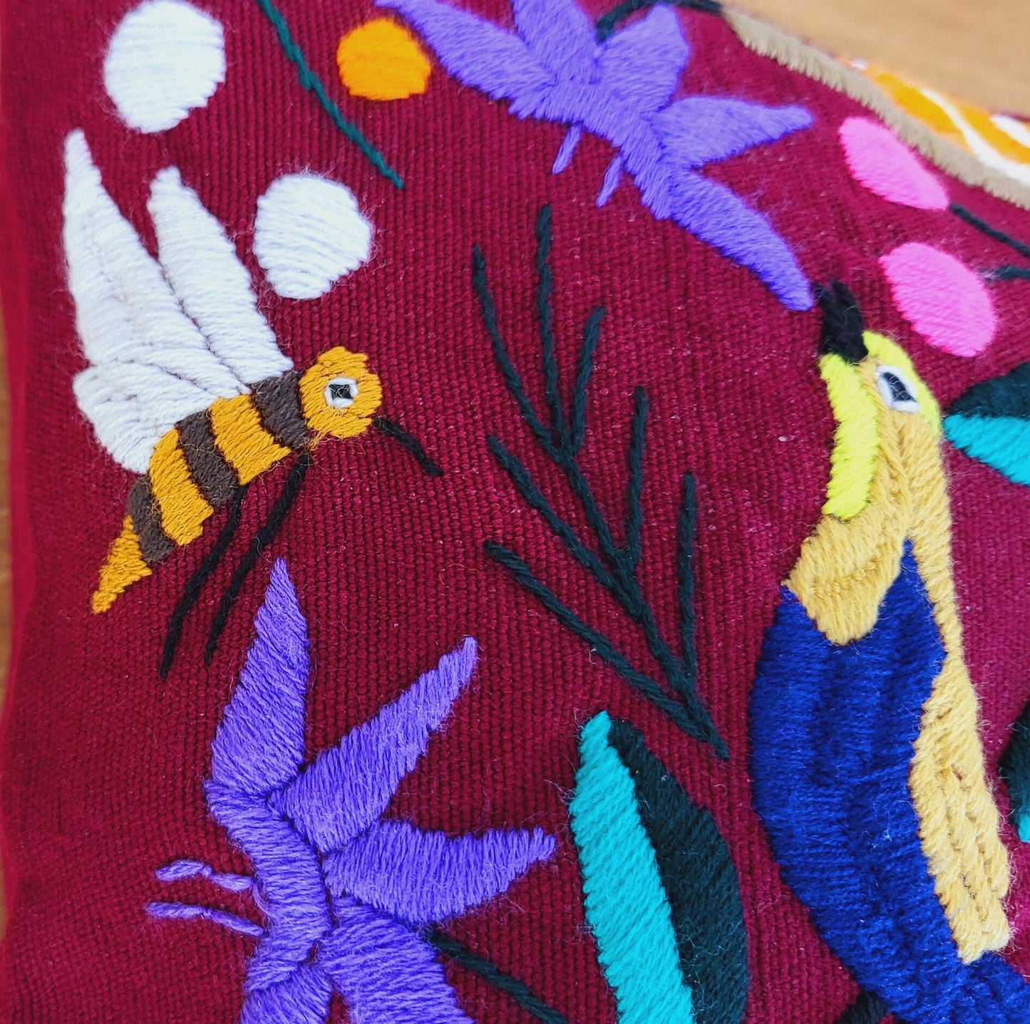 Kissen mit Tiermuster, handbestickt und gewebt in Mexiko von Indigenen Frauen