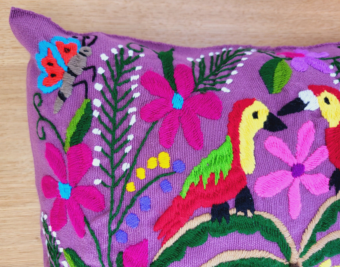 Kissen mit Tiermuster, handbestickt und gewebt in Mexiko von Indigenen Frauen
