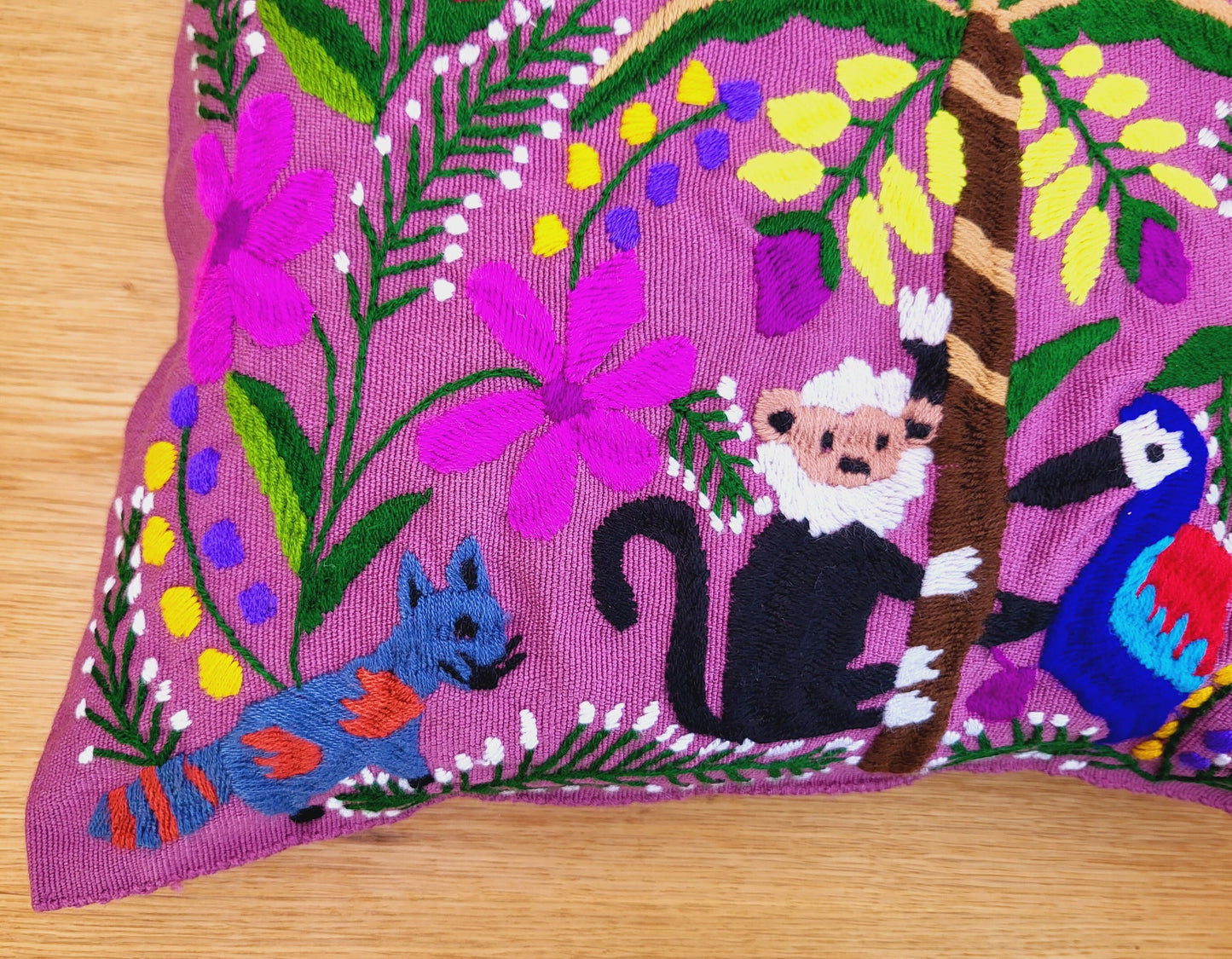 Kissen mit Tiermuster, handbestickt und gewebt in Mexiko von Indigenen Frauen