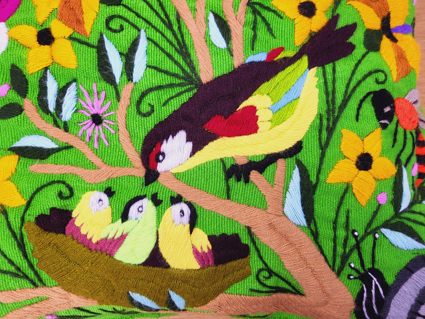 Coussin à imprimé animalier brodé et tissé à la main au Mexique par des femmes autochtones