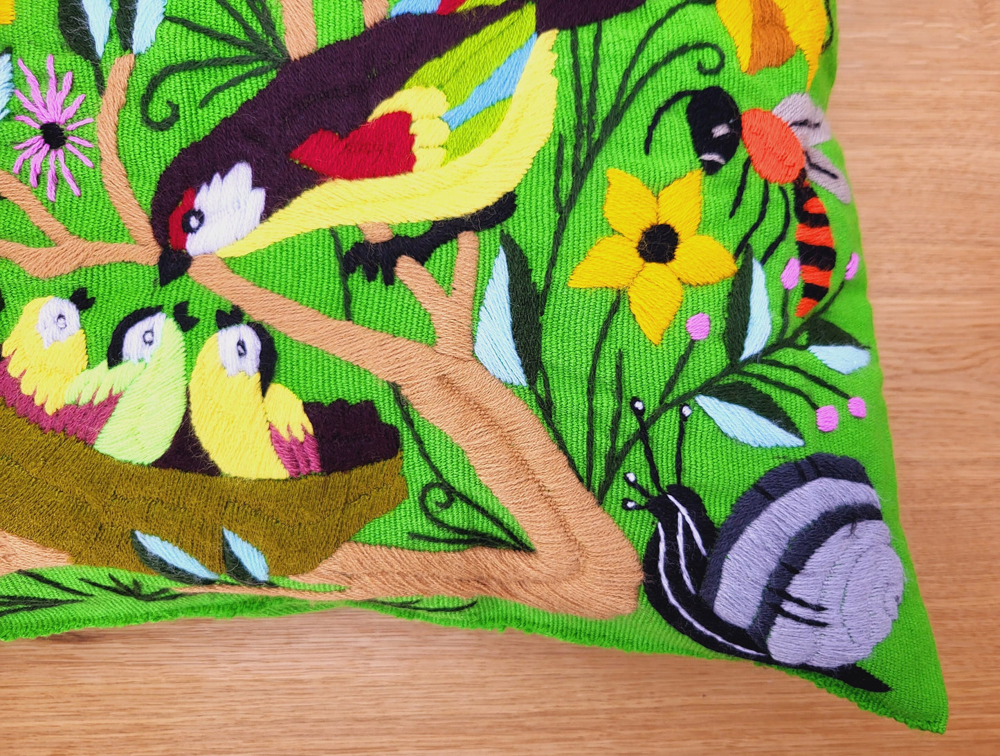 Coussin à imprimé animalier brodé et tissé à la main au Mexique par des femmes autochtones