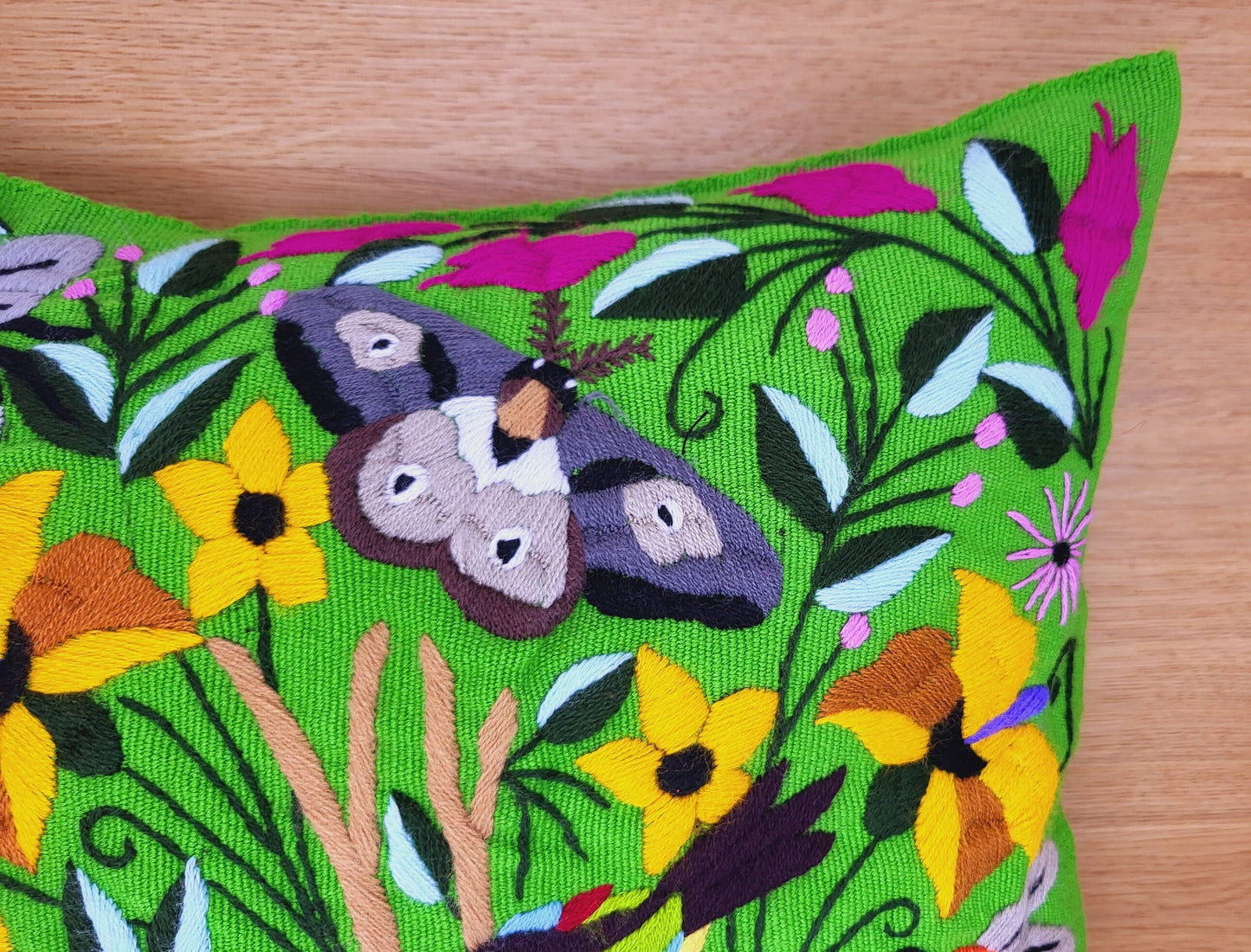 Coussin à imprimé animalier brodé et tissé à la main au Mexique par des femmes autochtones