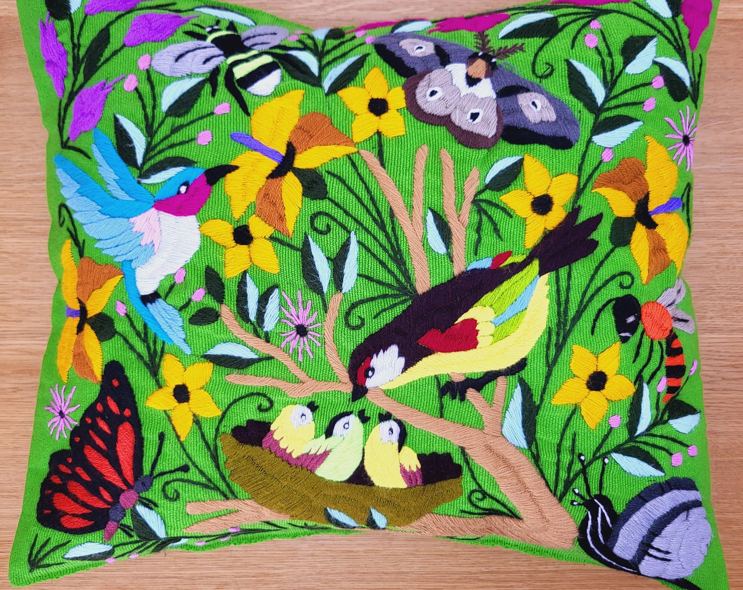 Coussin à imprimé animalier brodé et tissé à la main au Mexique par des femmes autochtones