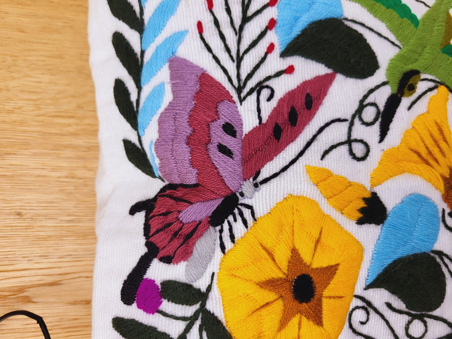 Kissen mit Tiermuster, handbestickt und gewebt in Mexiko von Indigenen Frauen