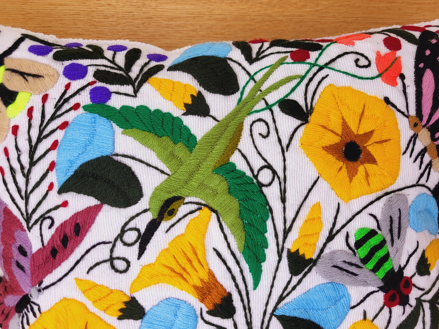 Kissen mit Tiermuster, handbestickt und gewebt in Mexiko von Indigenen Frauen