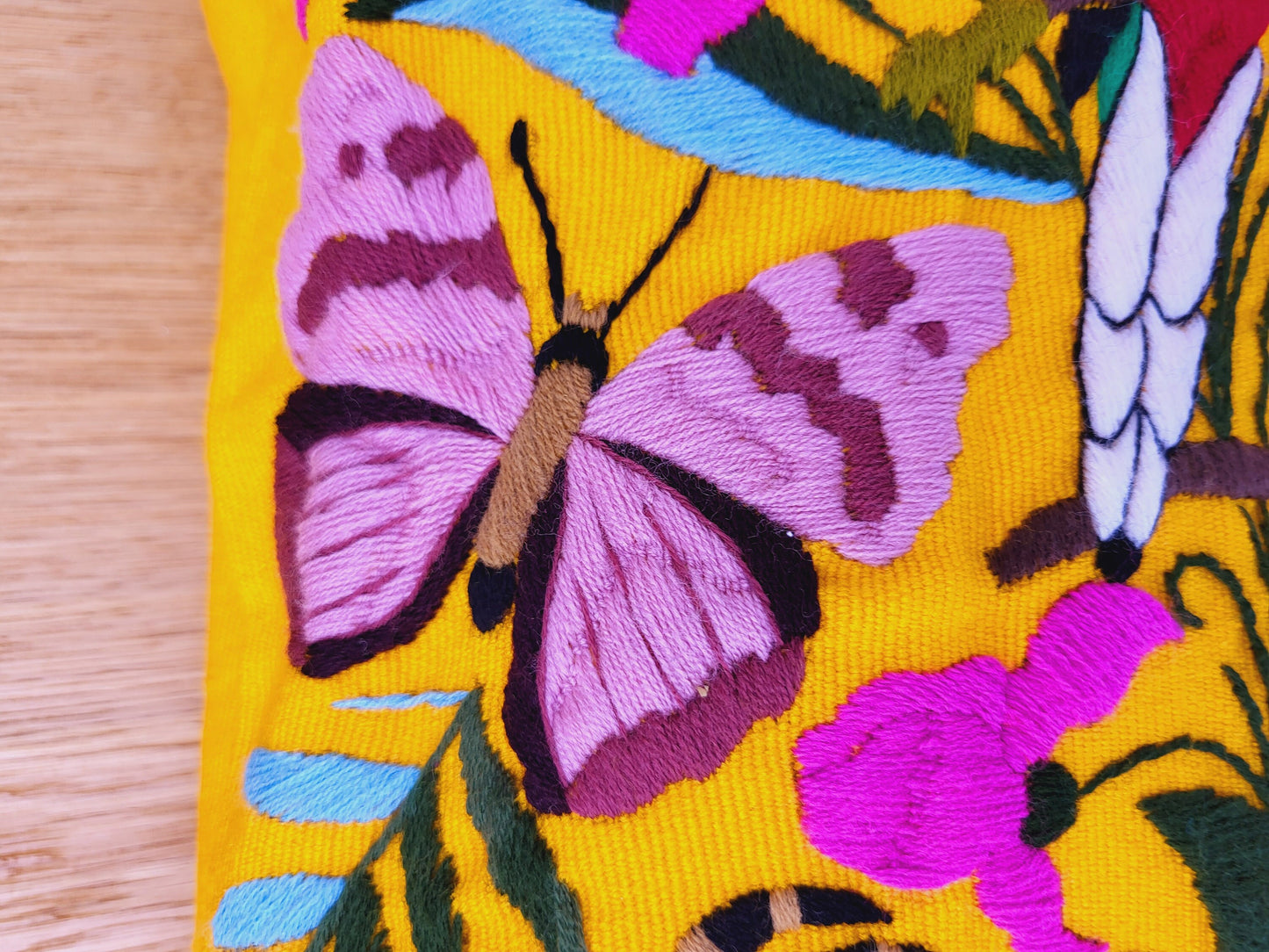 Kissen mit Tiermuster, handbestickt und gewebt in Mexiko von Indigenen Frauen
