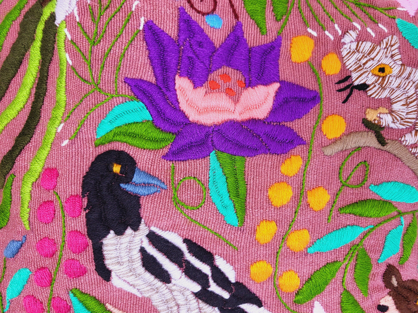 Housse de coussin motif animalier mexicain brodé à la main