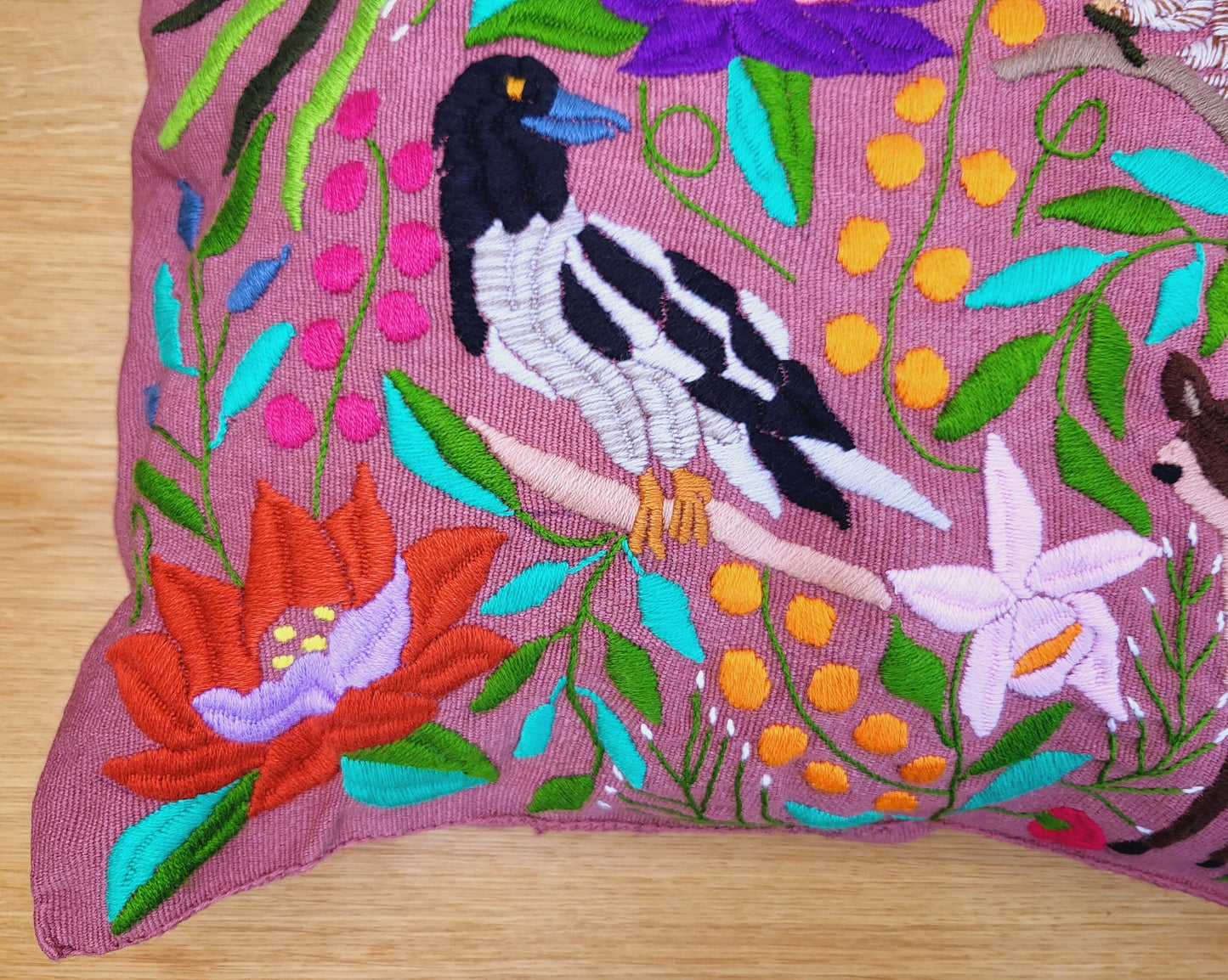 Housse de coussin motif animalier mexicain brodé à la main