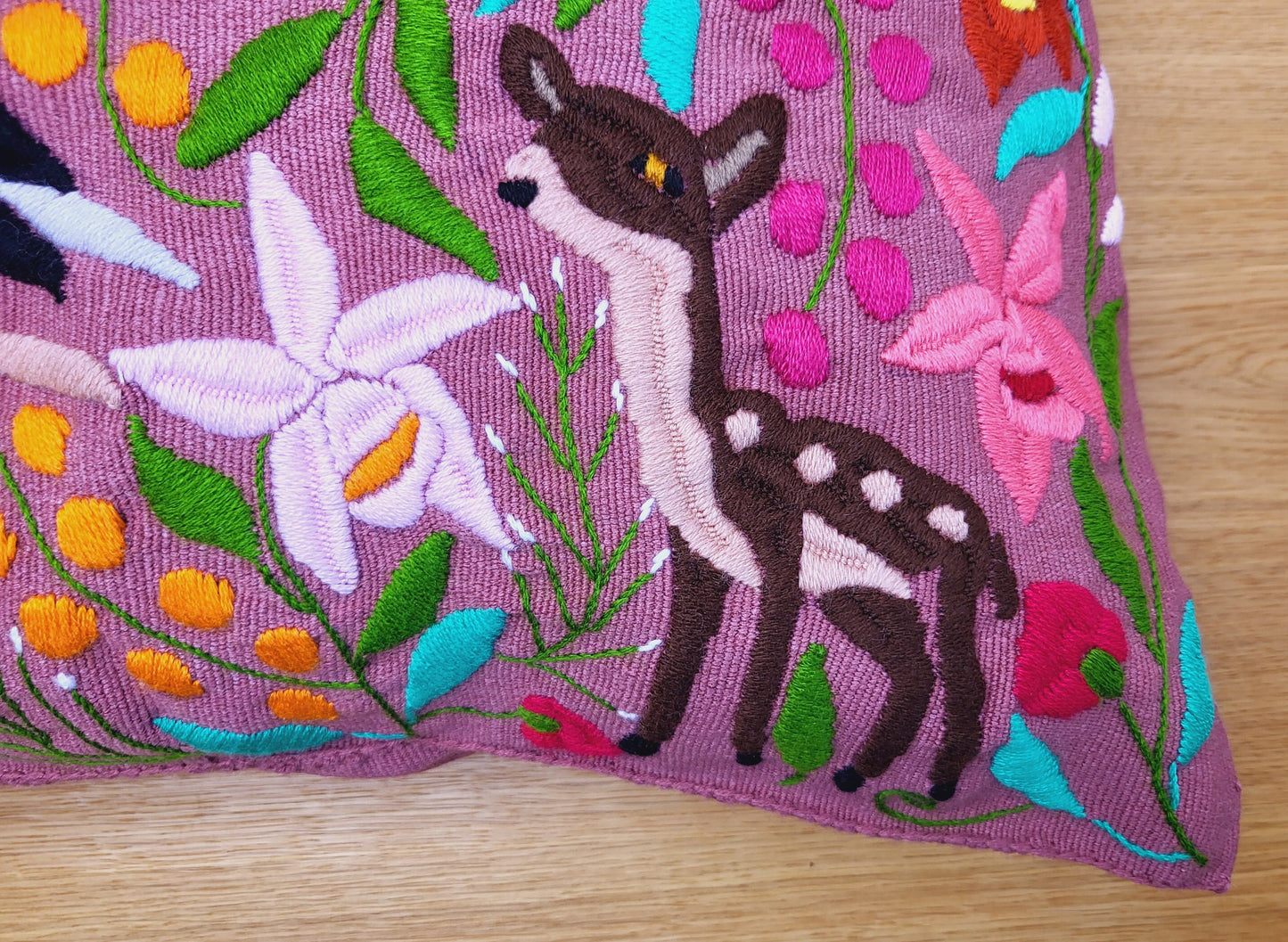Housse de coussin motif animalier mexicain brodé à la main