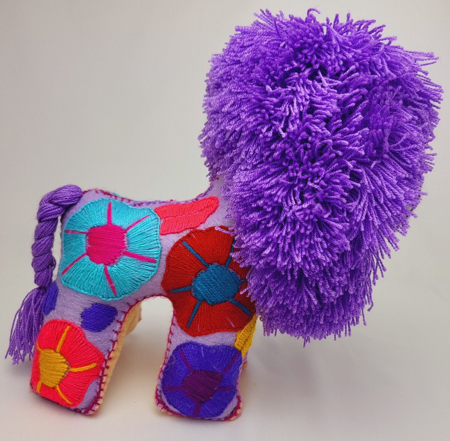 lion brodé à la main, lion animal en peluche du Mexique