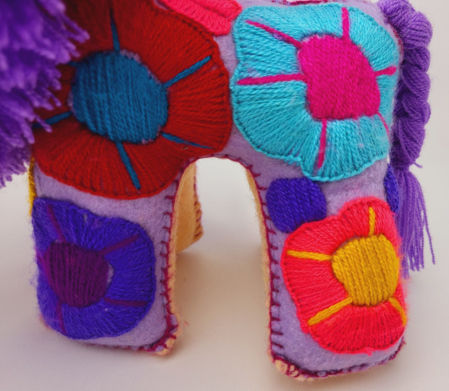 lion brodé à la main, lion animal en peluche du Mexique