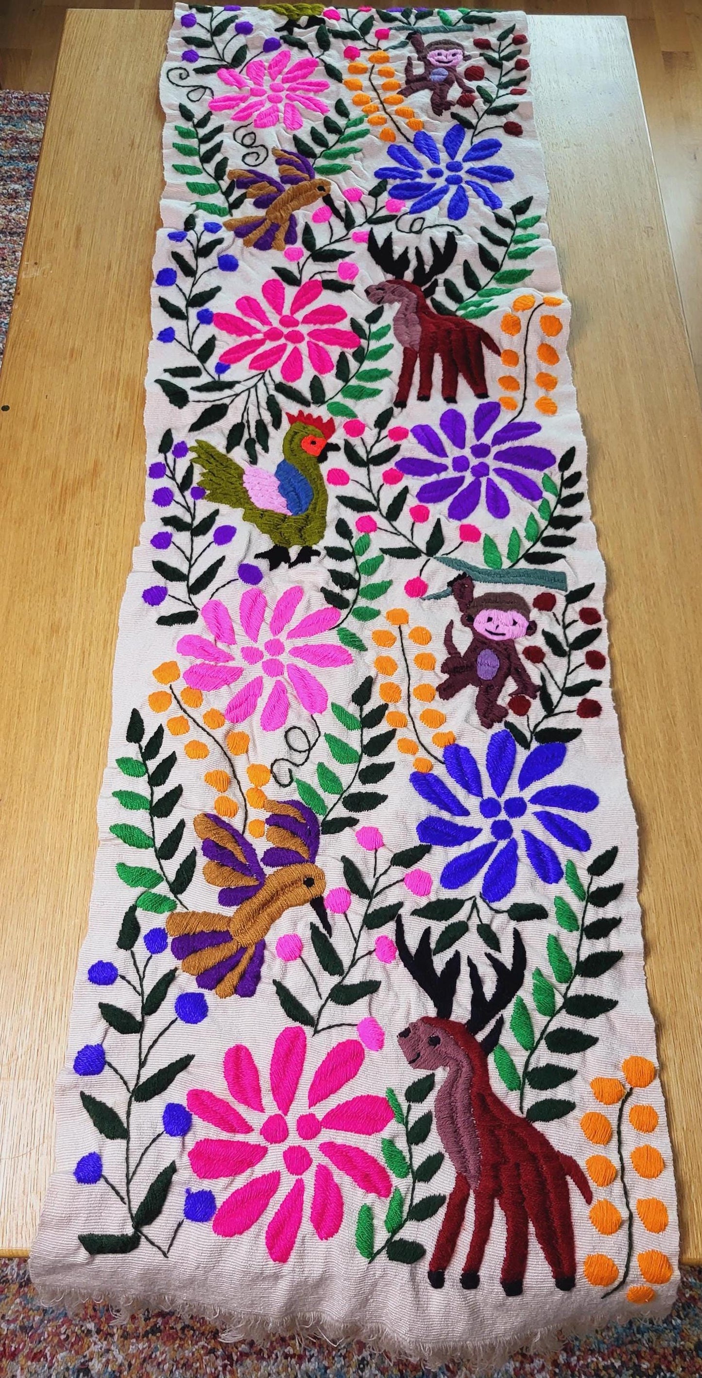 Chemin de table, tissé et brodé à la main au Mexique, style Chiapas