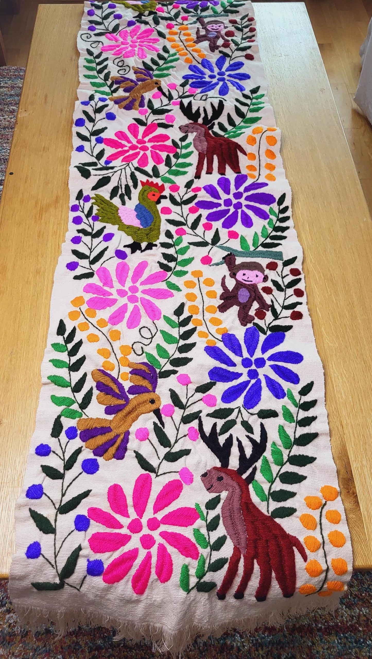 Chemin de table, tissé et brodé à la main au Mexique, style Chiapas