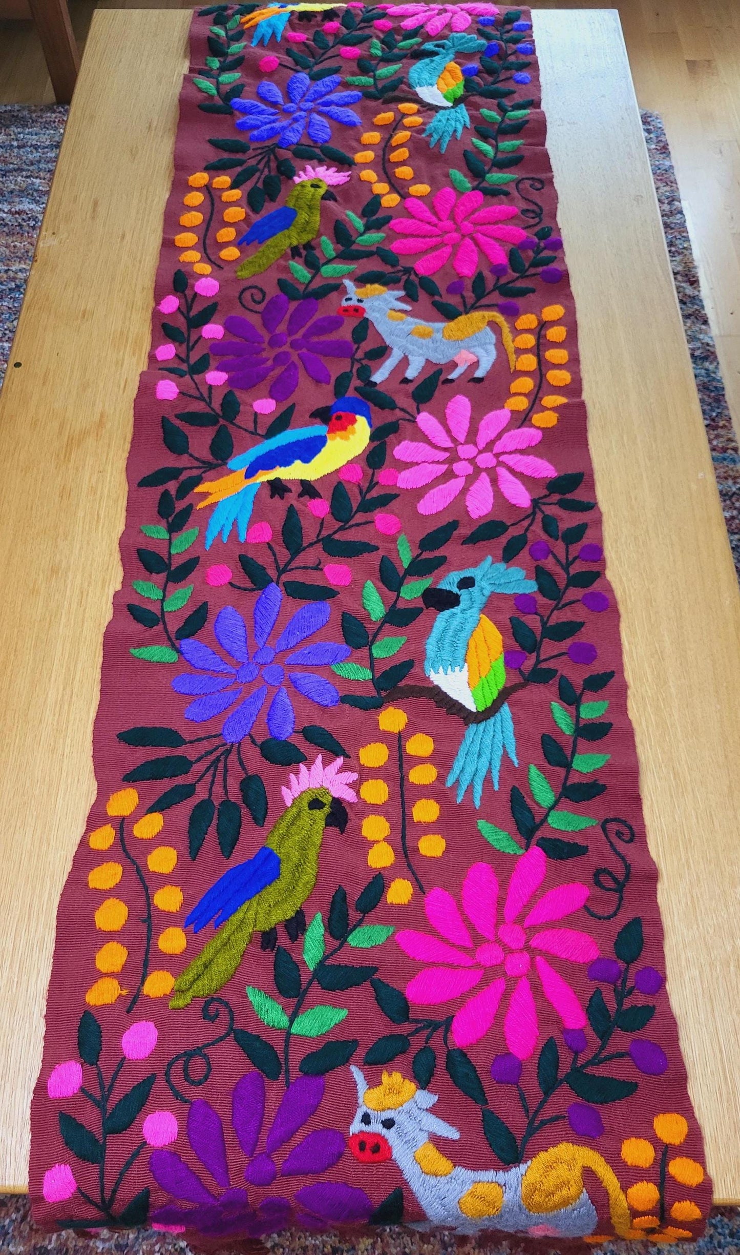 Coureur de table mexicain avec animaux et plantes, chemin de table tissé et brodé à la main
