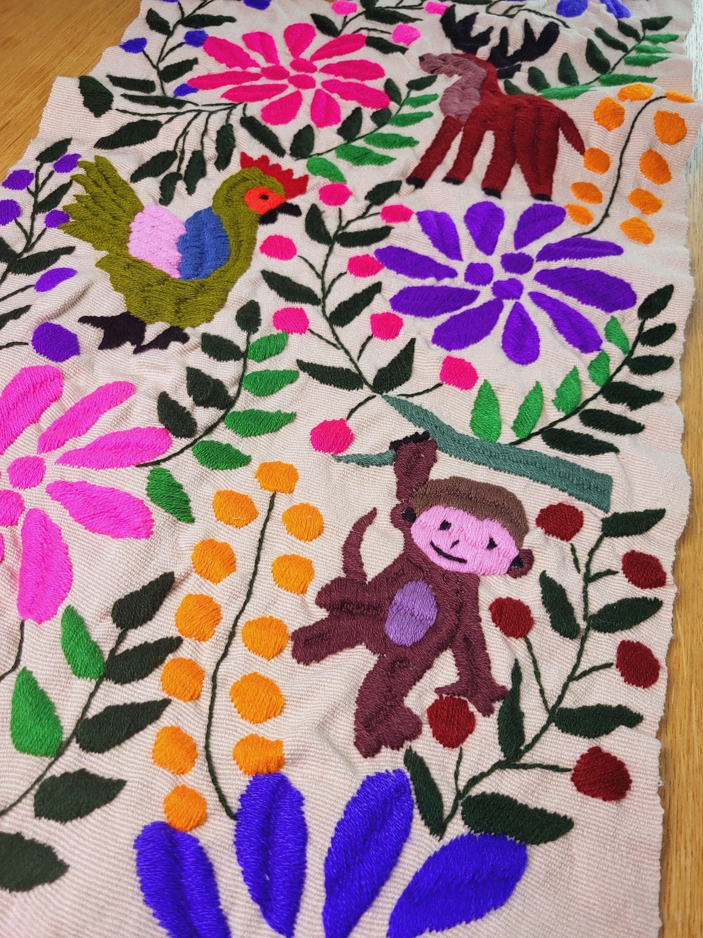 Chemin de table, tissé et brodé à la main au Mexique, style Chiapas