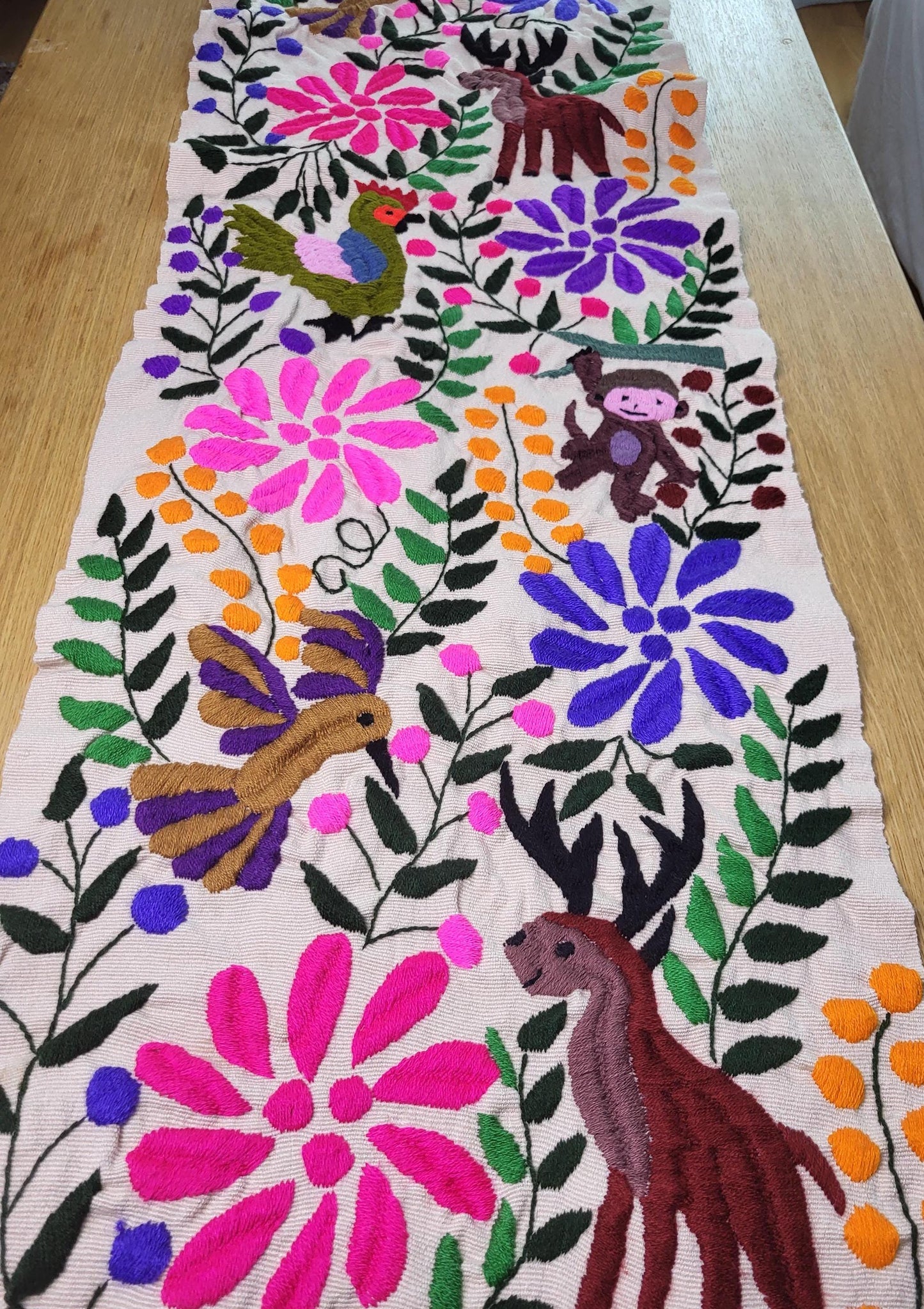 Chemin de table, tissé et brodé à la main au Mexique, style Chiapas