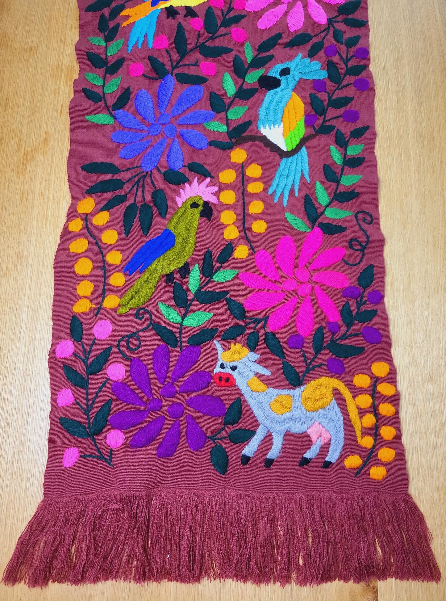 Coureur de table mexicain avec animaux et plantes, chemin de table tissé et brodé à la main